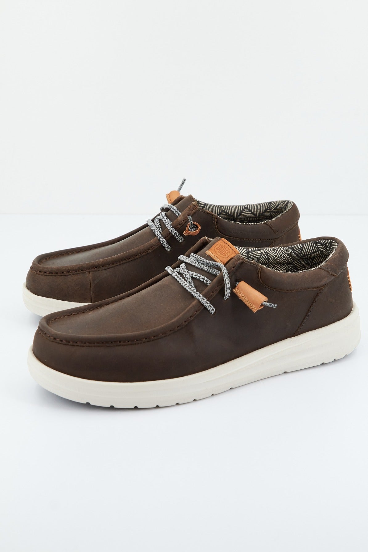 HEY DUDE WALLY GRIP en color MARRON (2)