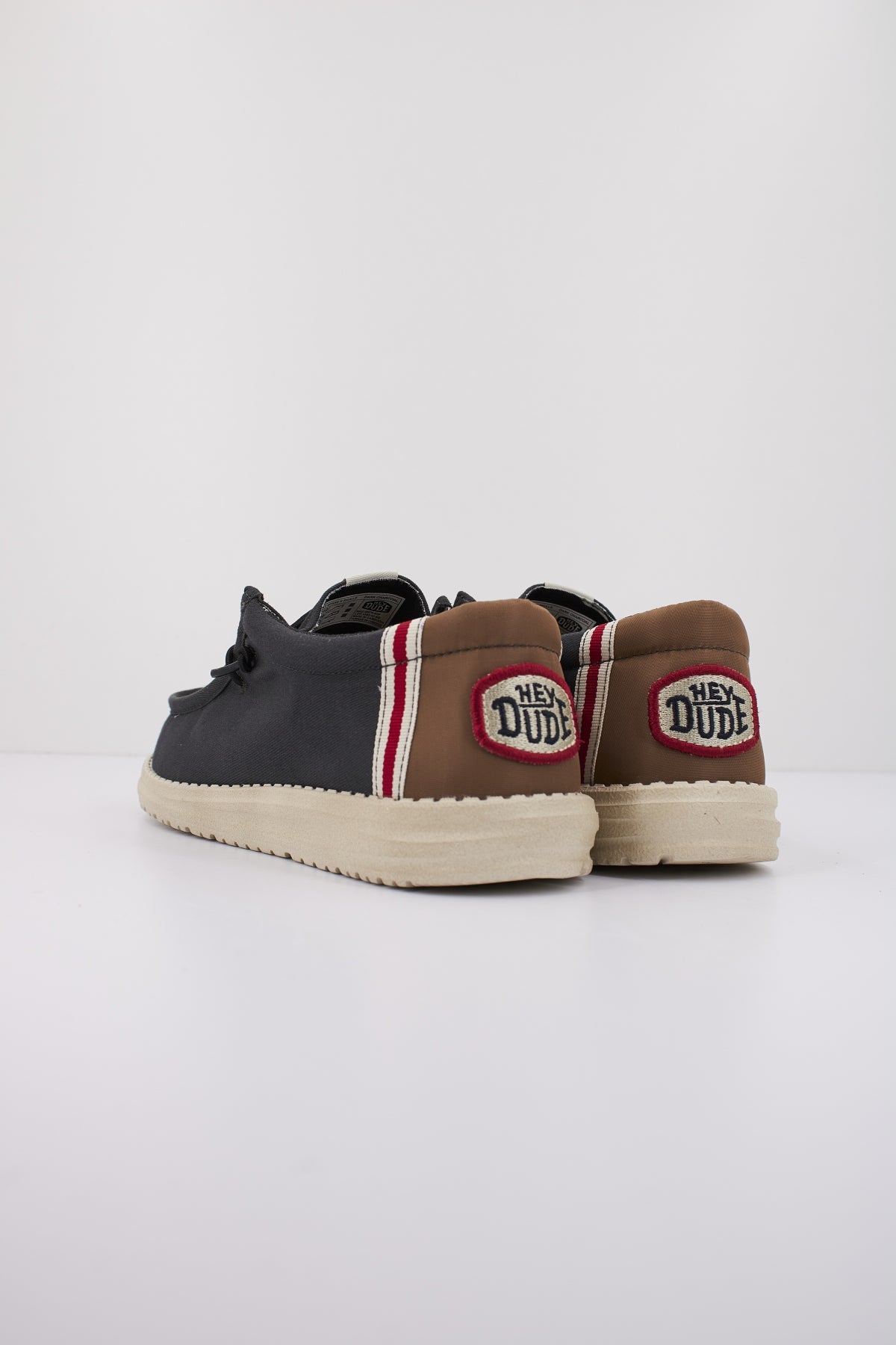 HEY DUDE WALLY STARS N SKULLS en color GRIS (3)