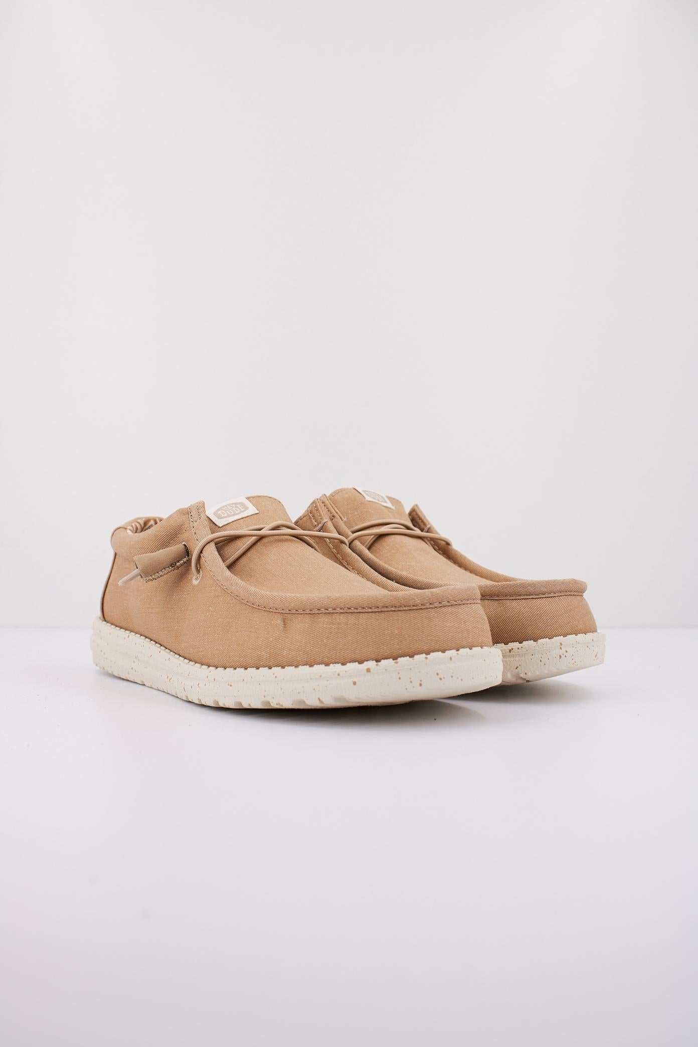 HEY DUDE WALLY STRETCH CANVAS en color MARRON (2)