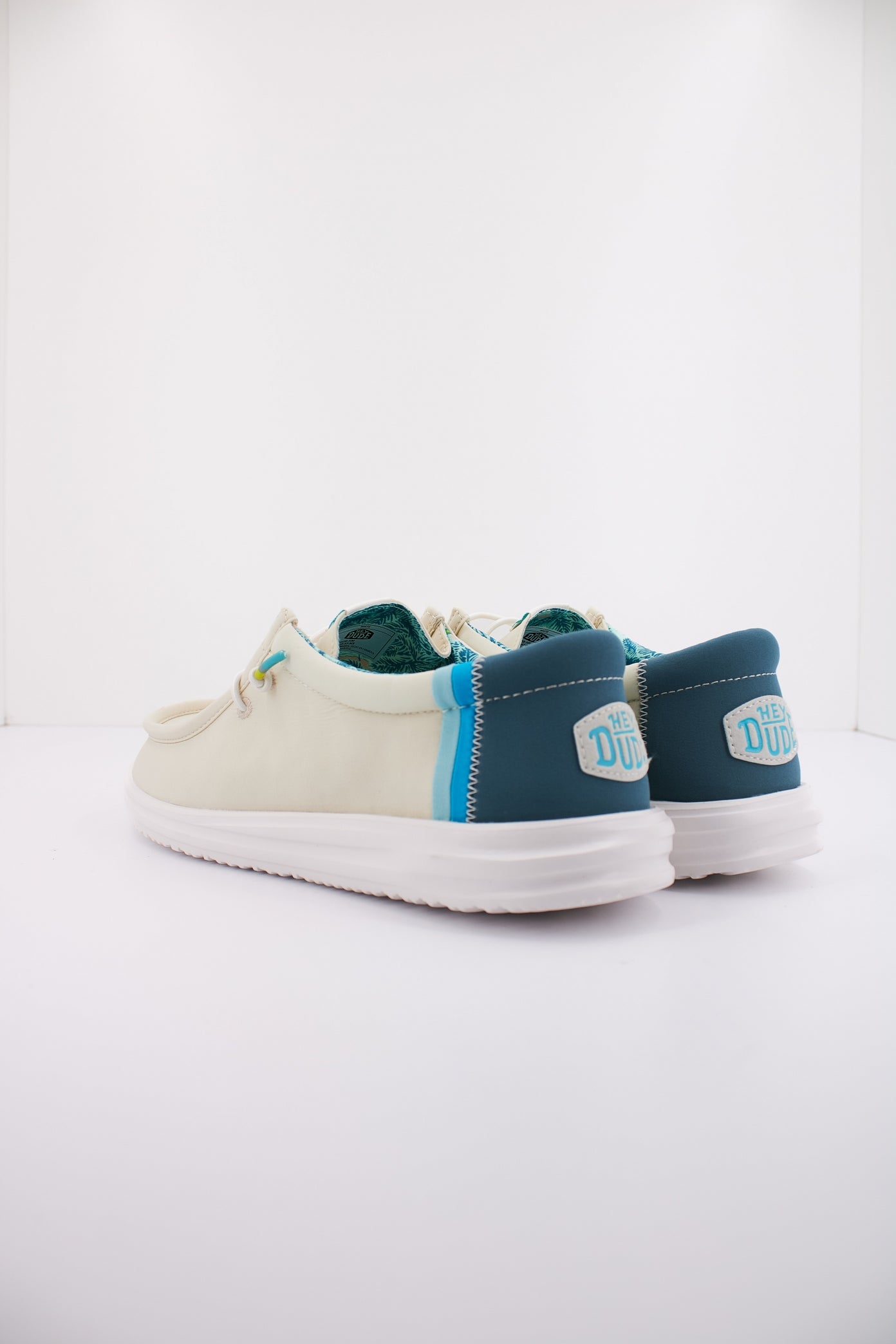 HEY DUDE WALLY HO SURF en color BLANCO (4)