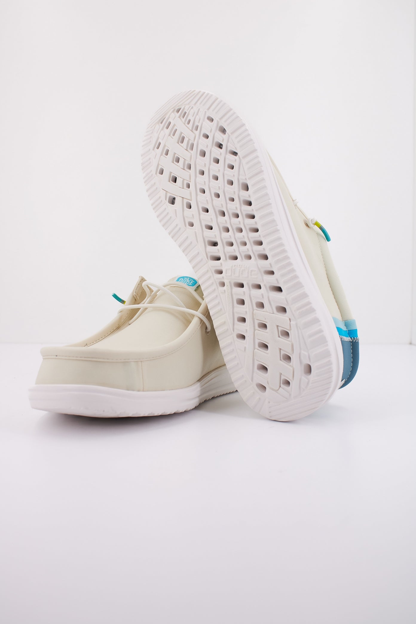 HEY DUDE WALLY HO SURF en color BLANCO (5)