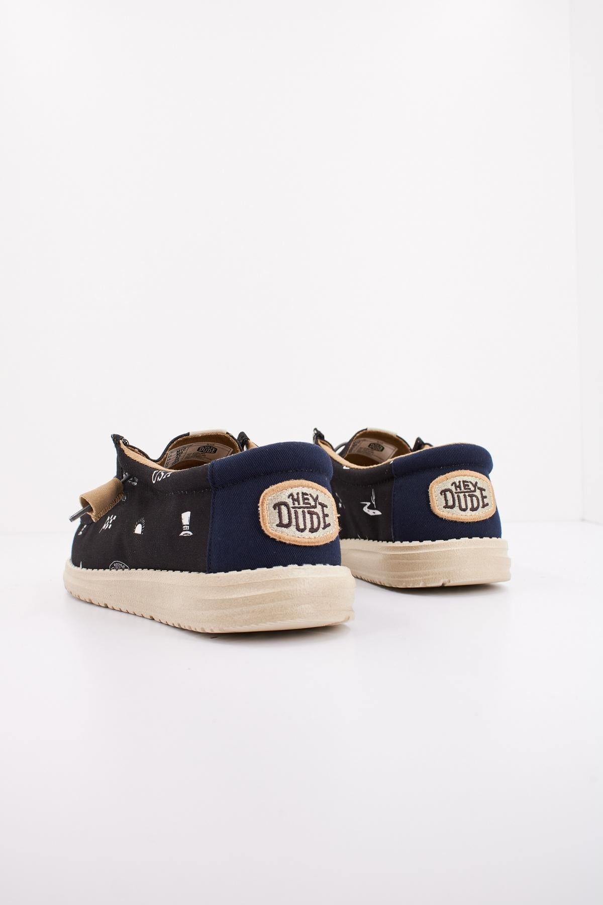 HEY DUDE WALLY STARS N SKULLS PRINT en color NEGRO (3)
