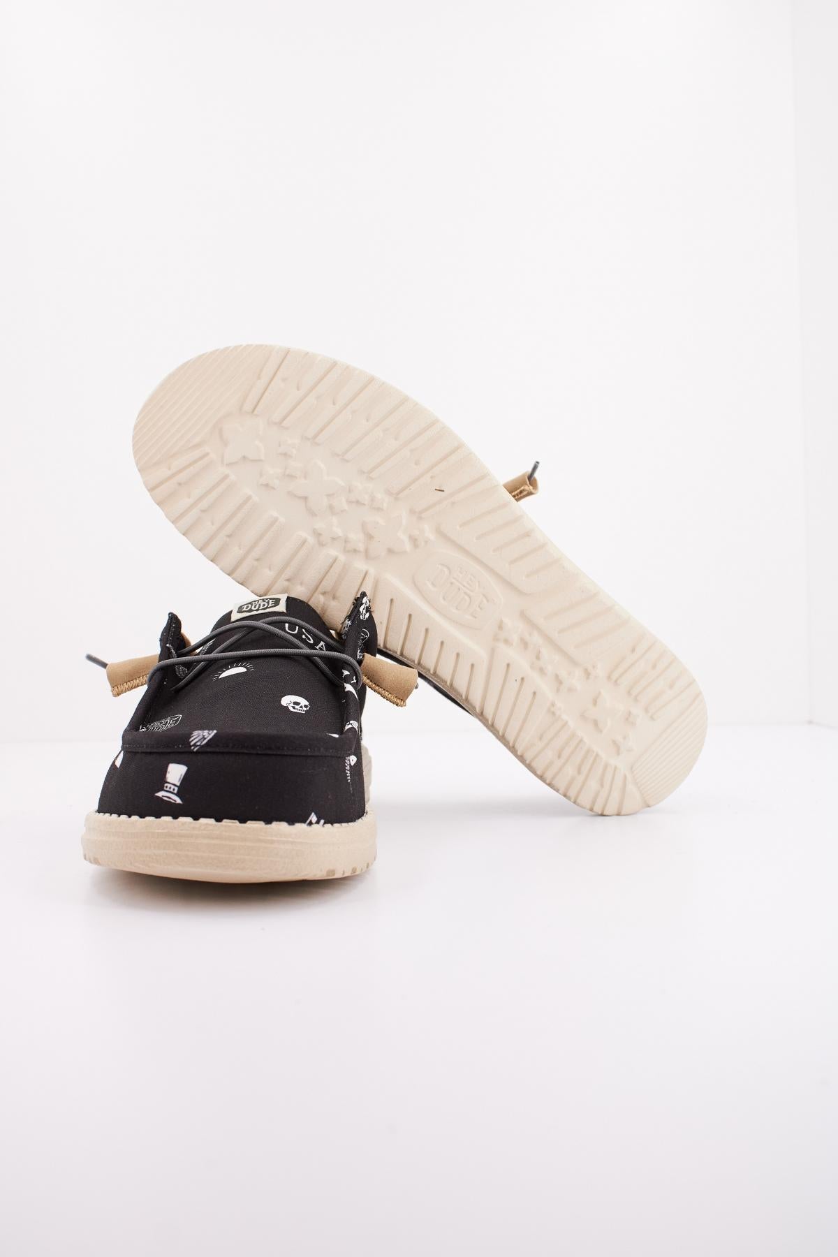 HEY DUDE WALLY STARS N SKULLS PRINT en color NEGRO (4)