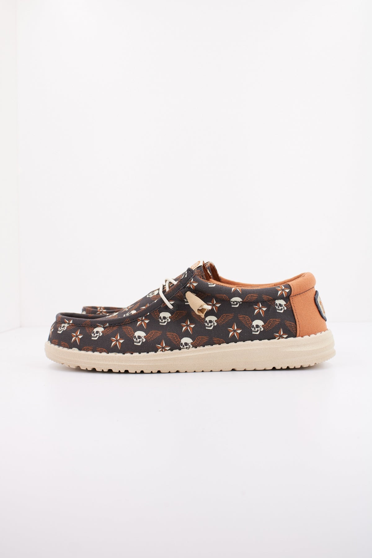 HEY DUDE WALLY STARS N SKULLS PRINT en color GRIS (1)