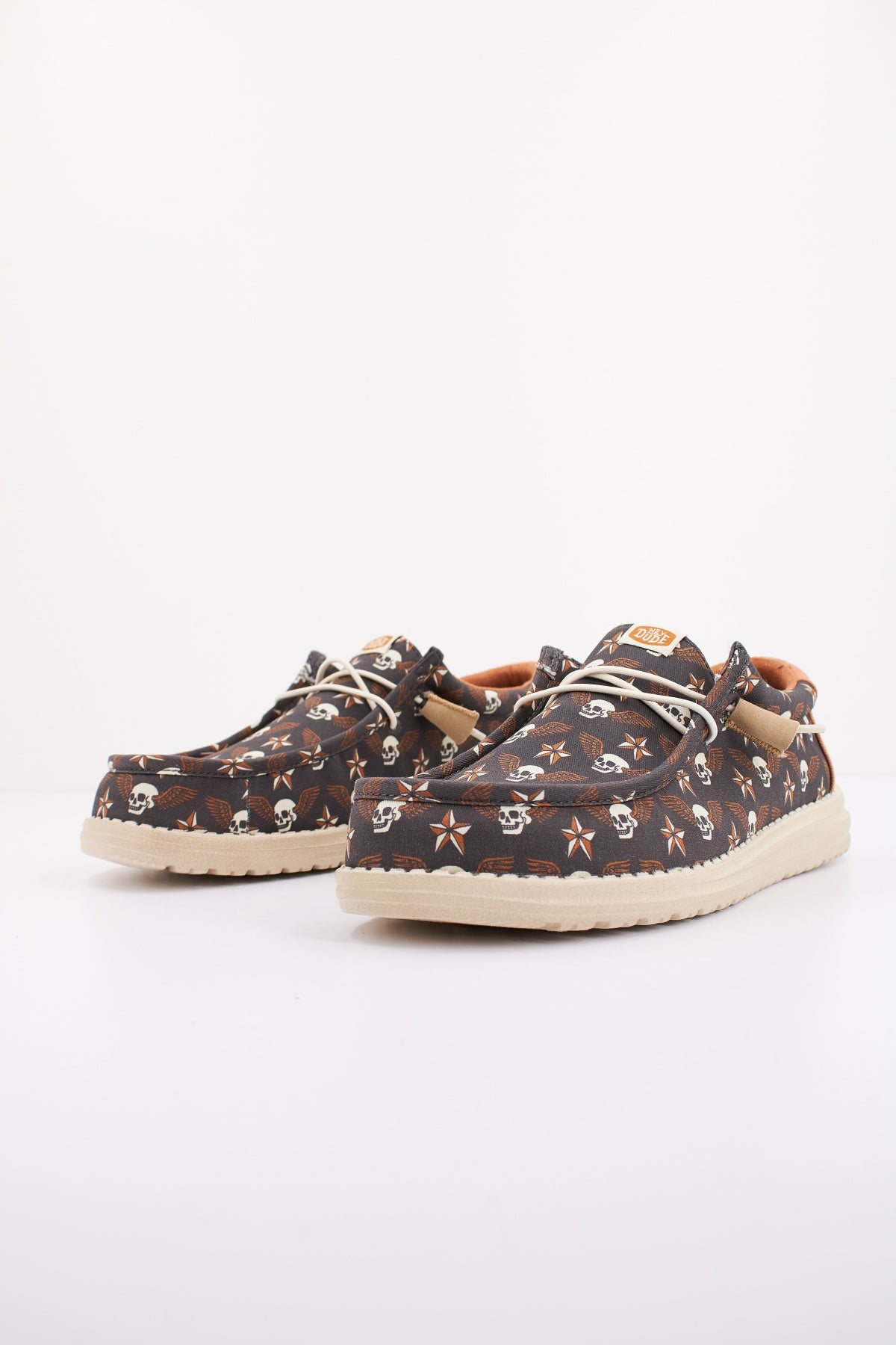 HEY DUDE WALLY STARS N SKULLS PRINT en color GRIS (2)