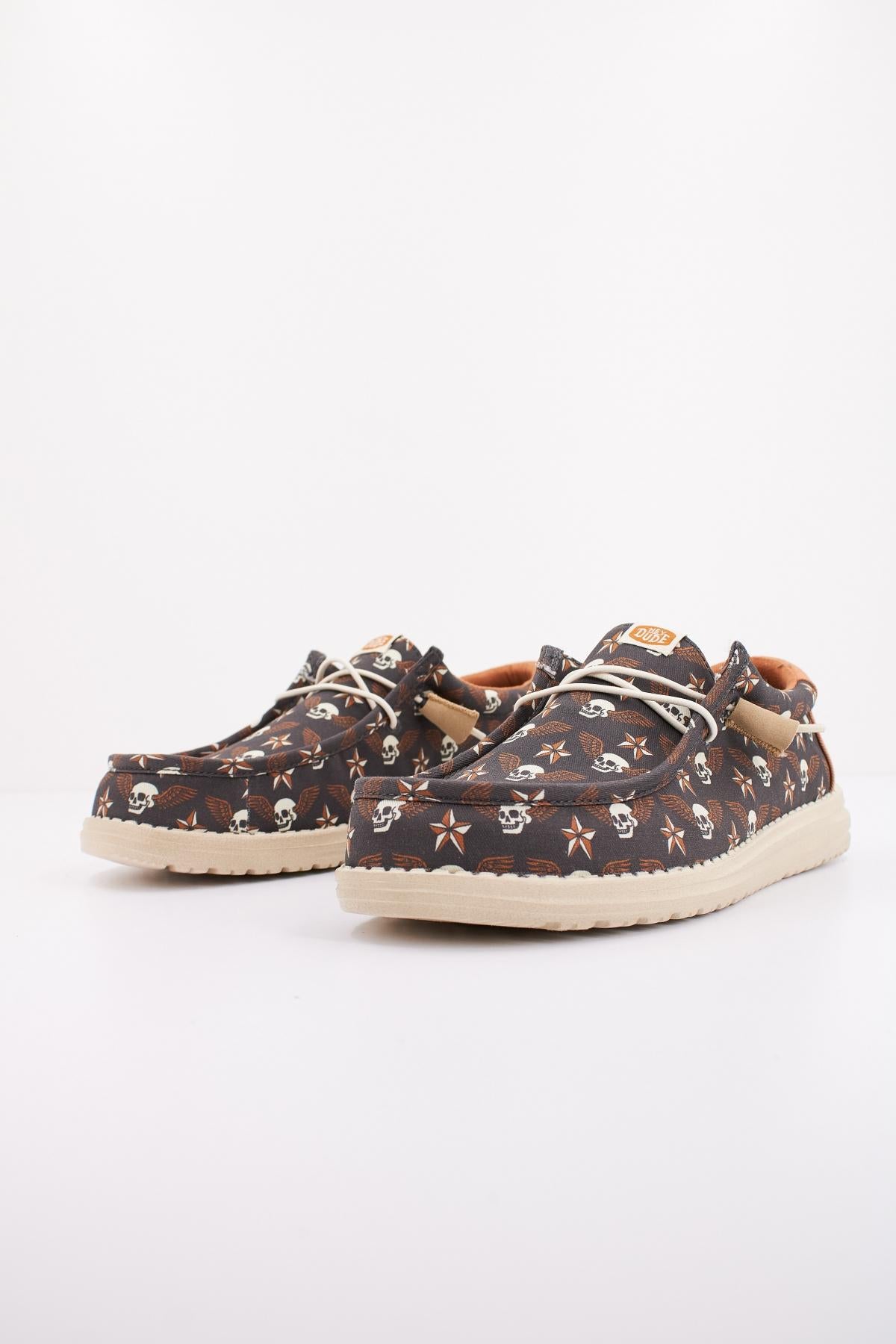 HEY DUDE WALLY STARS N SKULLS PRINT en color GRIS (2)