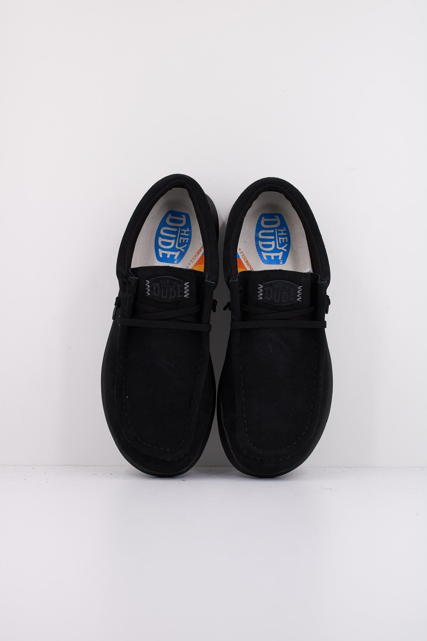 HEY DUDE WALLY X SUEDE en color NEGRO (3)