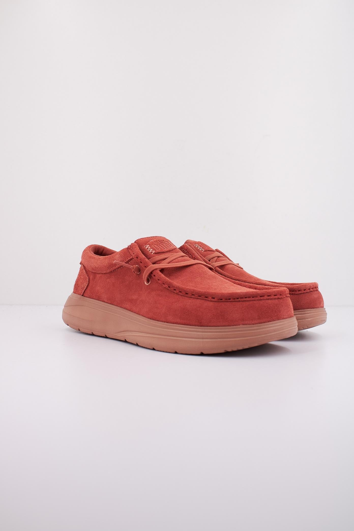 HEY DUDE WALLY X SUEDE en color ROJO (2)