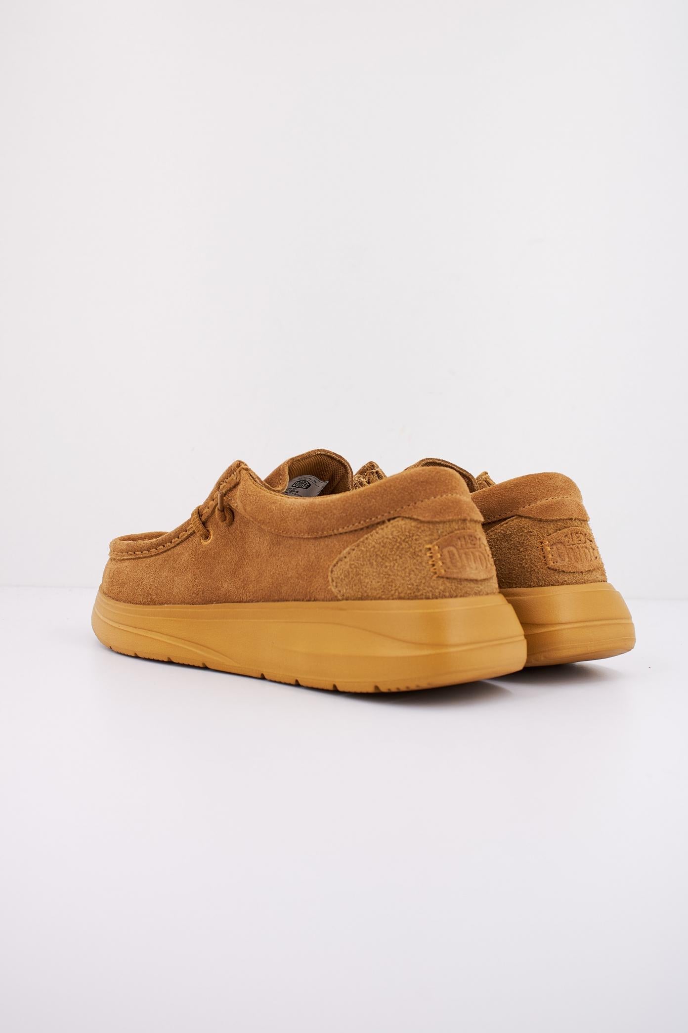 HEY DUDE WALLY X SUEDE en color AMARILLO (4)