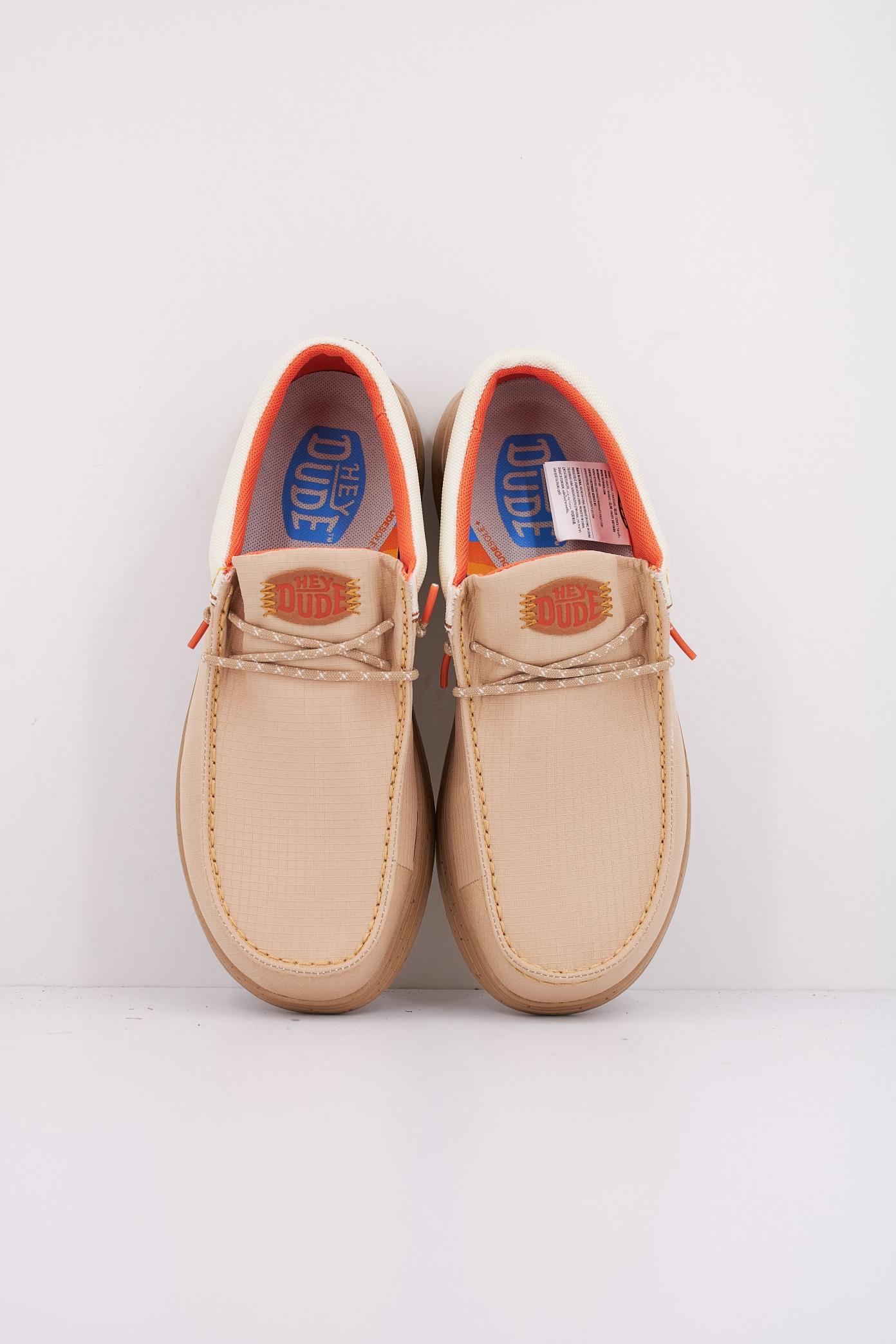 HEY DUDE WALLY X SUEDE en color MARRON CLARO (3)