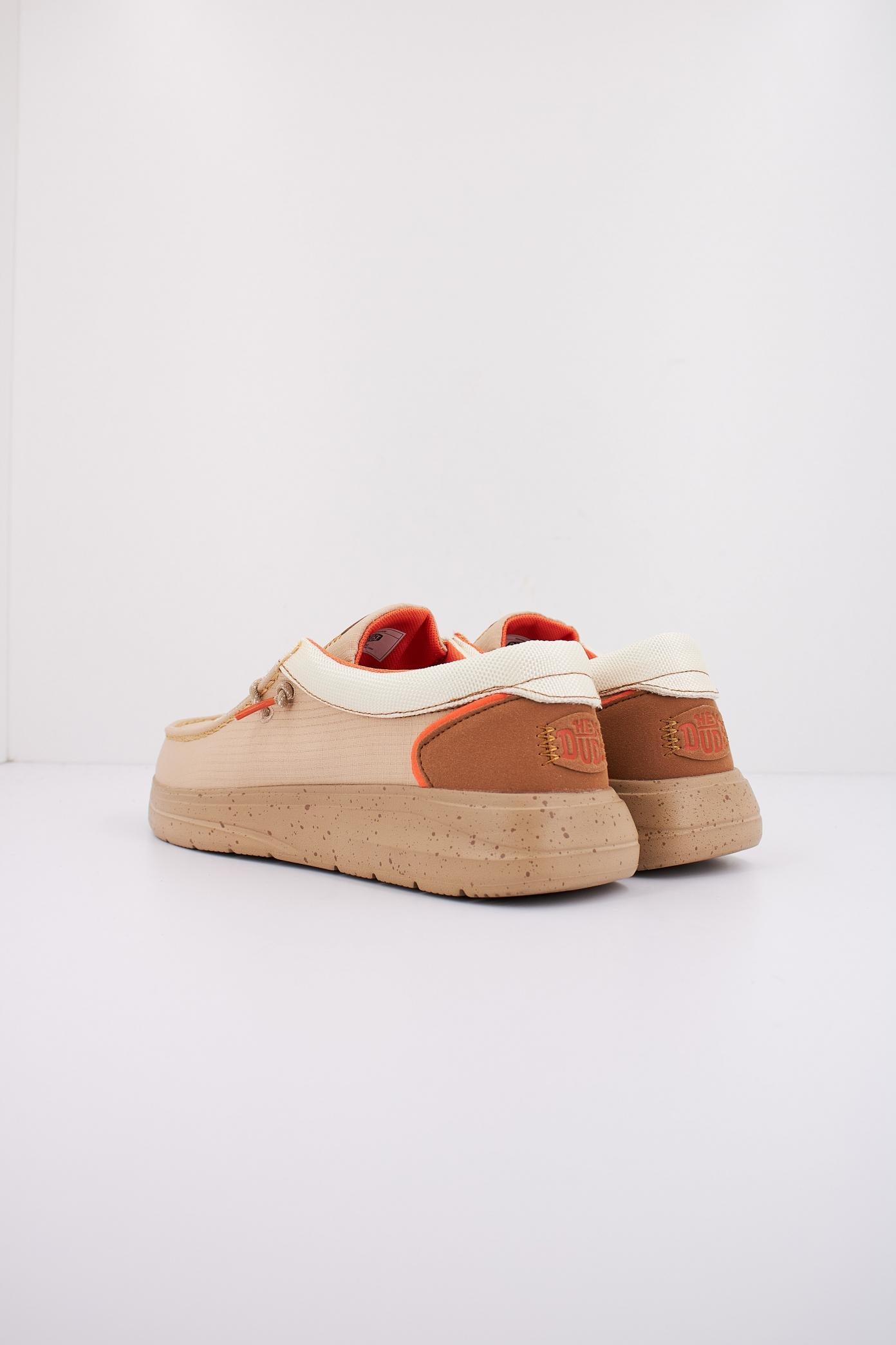 HEY DUDE WALLY X SUEDE en color MARRON CLARO (4)