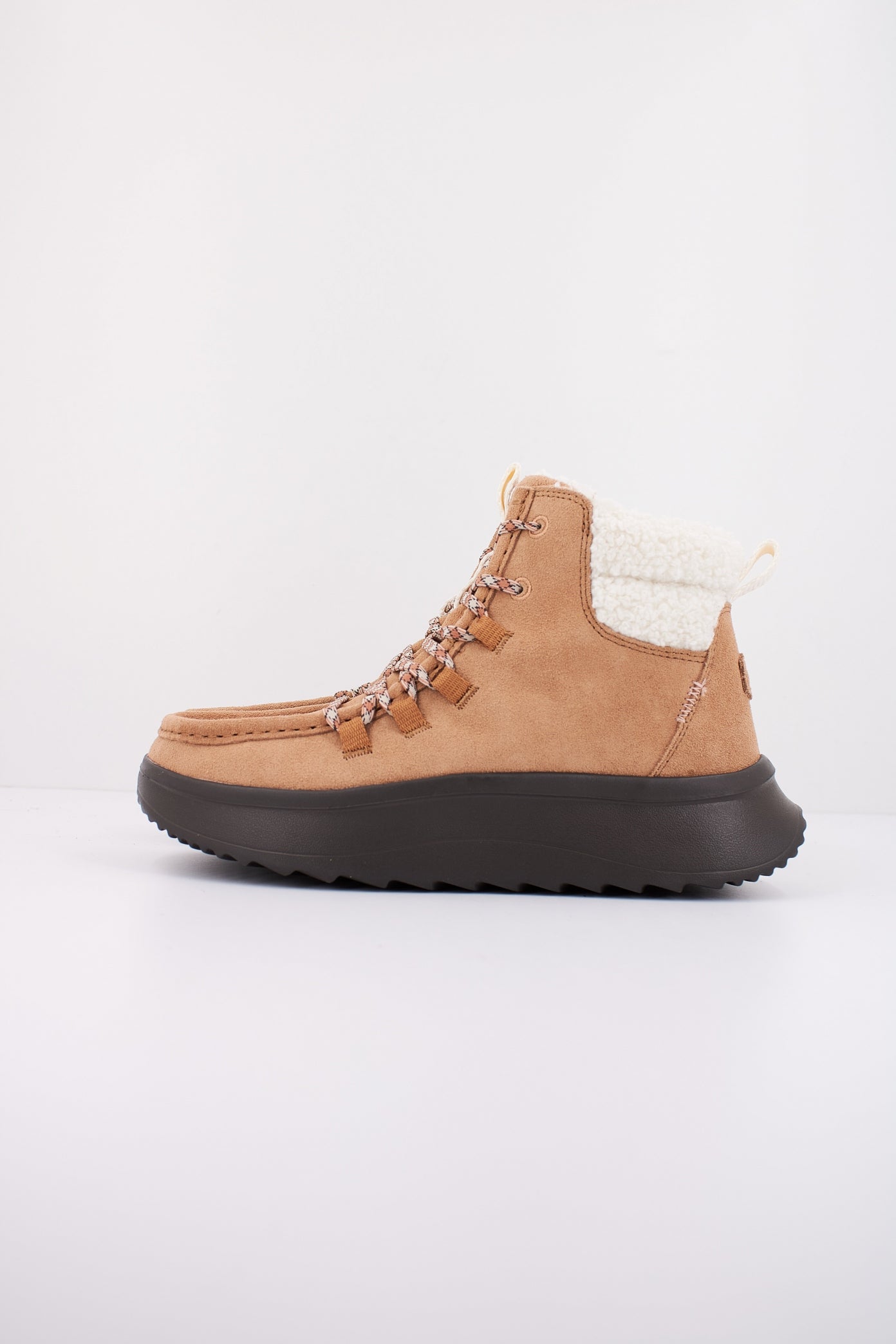 HEY DUDE WENDY APRES SUEDE COZY en color MARRON CLARO  (1)