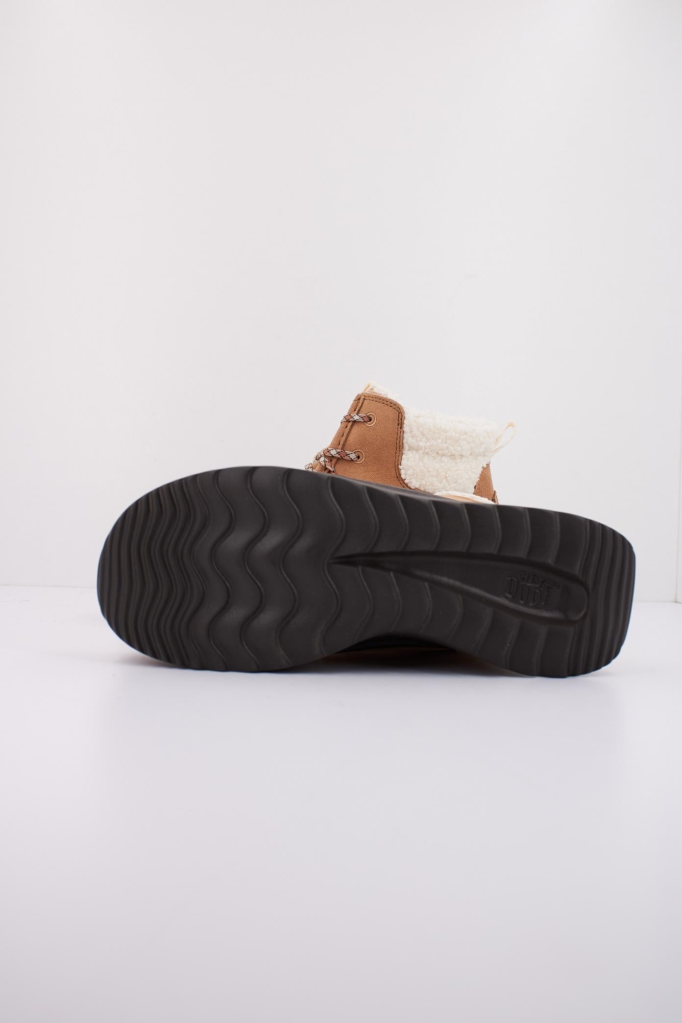 HEY DUDE WENDY APRES SUEDE COZY en color MARRON CLARO (5)