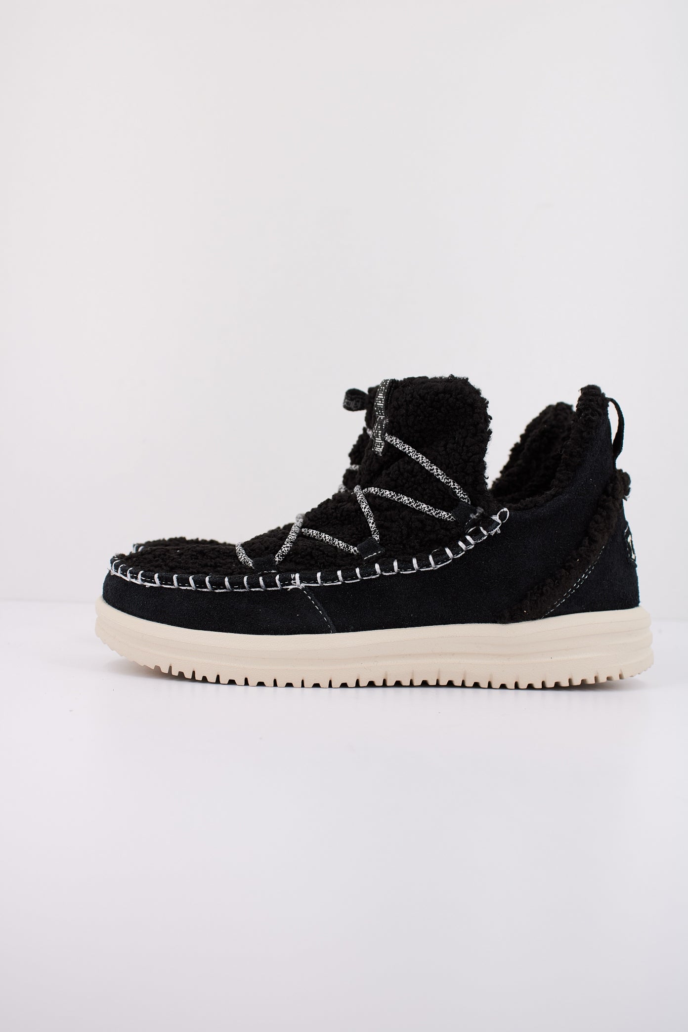 HEY DUDE CAMDEN SUEDE COZY en color NEGRO (1)
