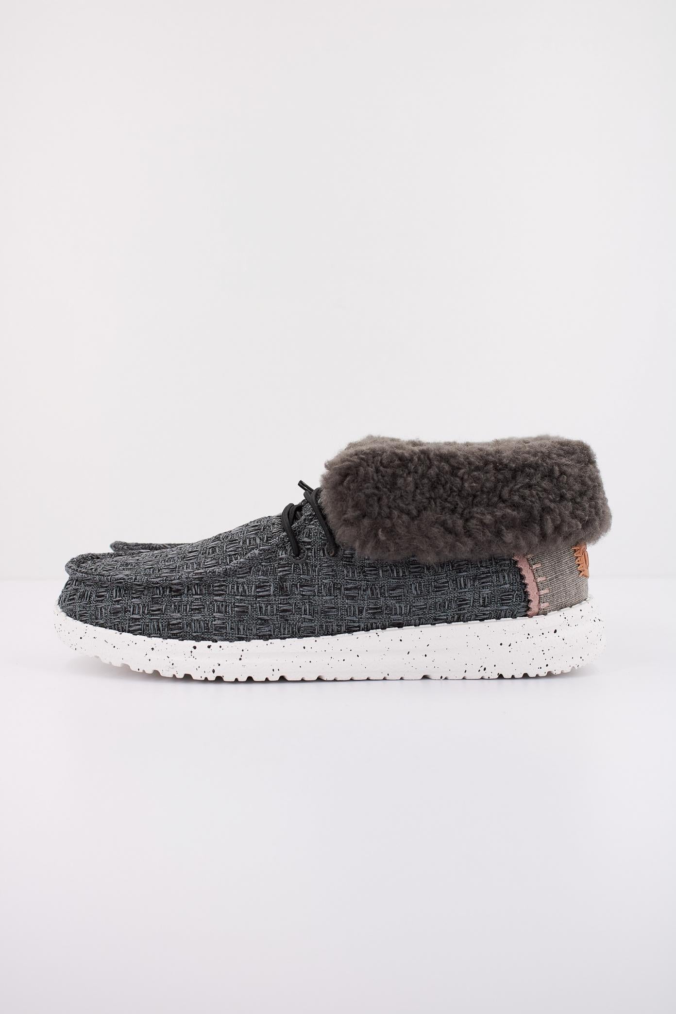 HEY DUDE BAJO WENDY STITCH COZY en color NEGRO (1)