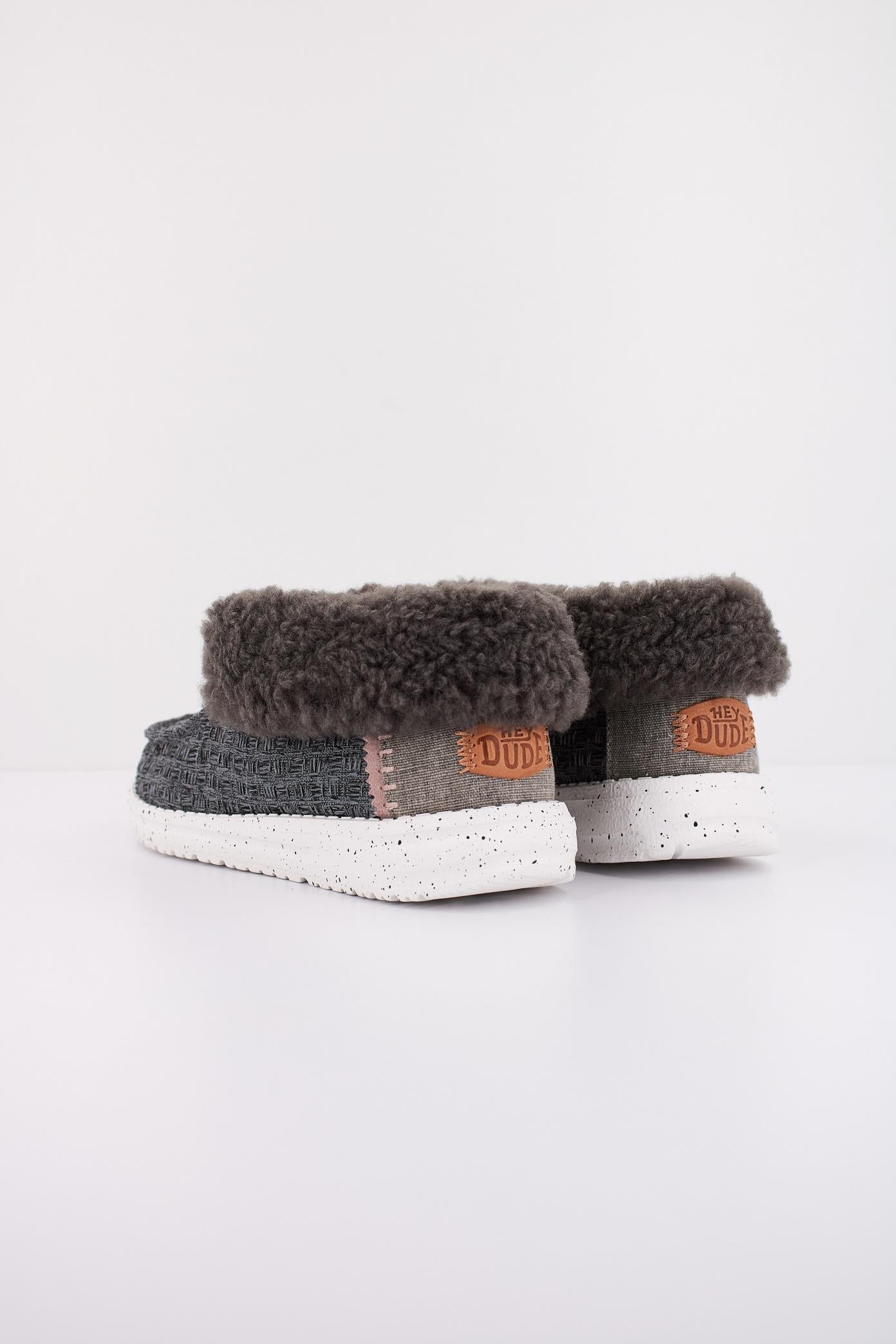 HEY DUDE BAJO WENDY STITCH COZY en color NEGRO (4)