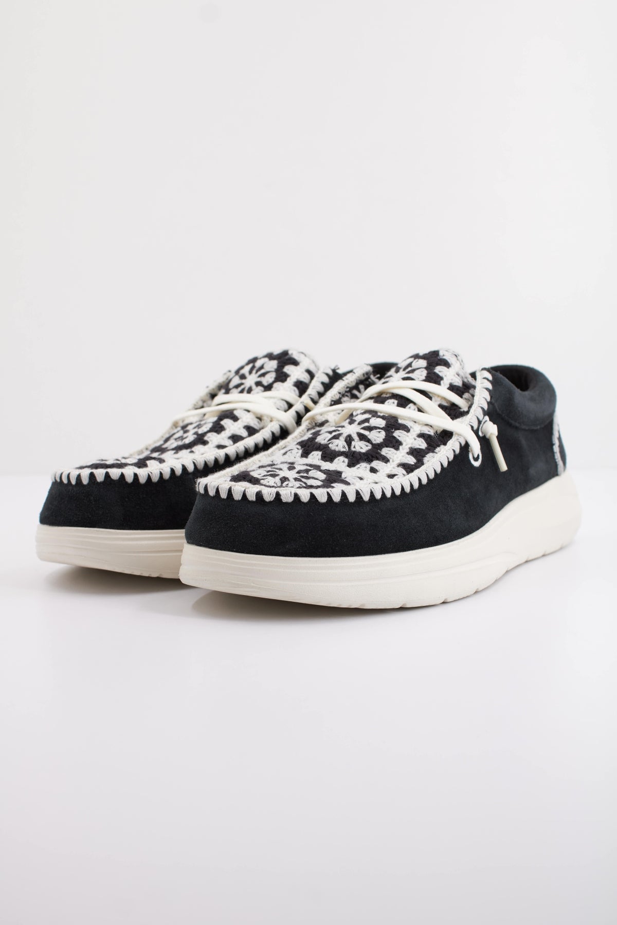 HEY DUDE WENDY COMF SUEDE CROCHET en color NEGRO (2)