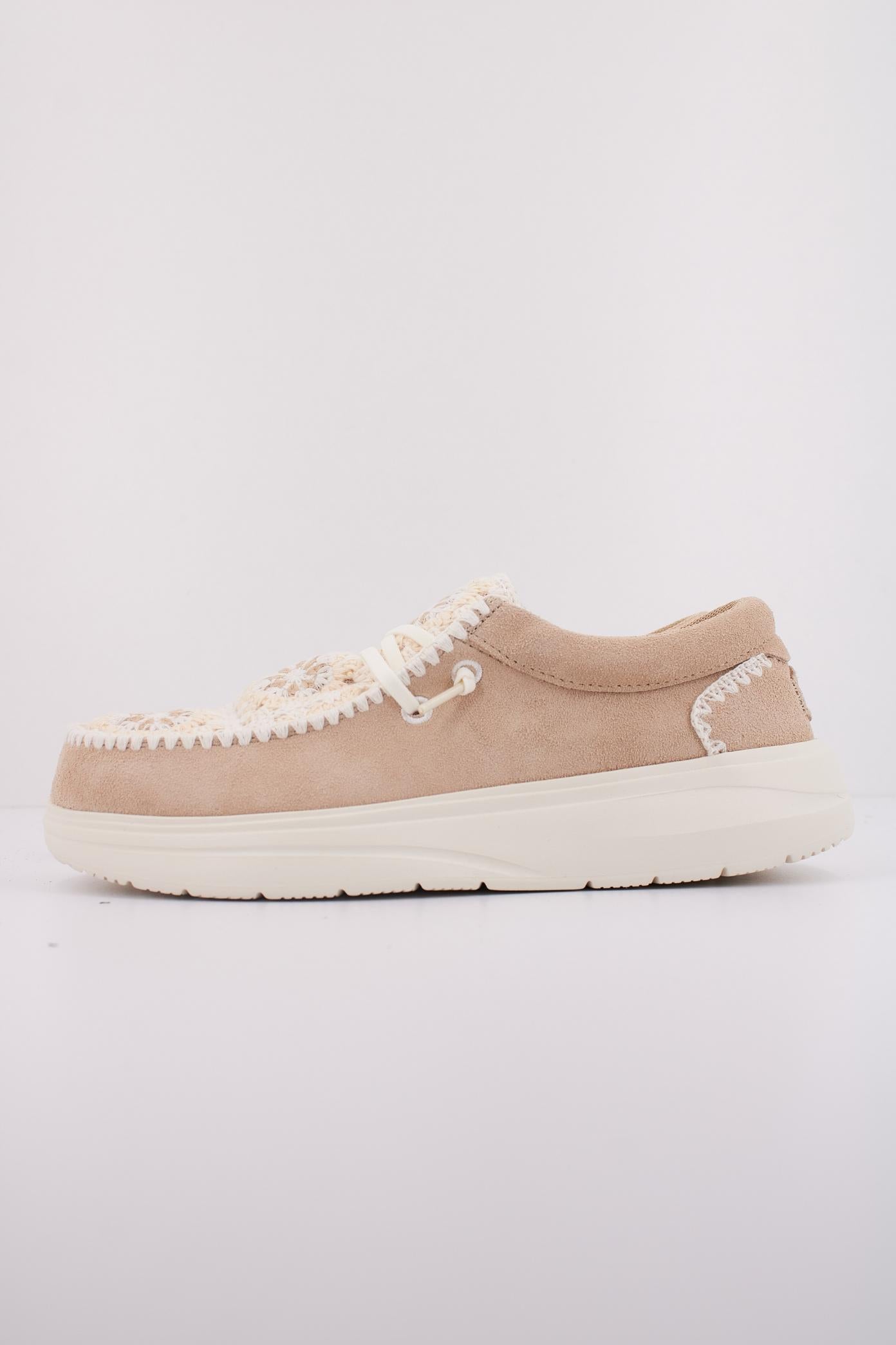 HEY DUDE WENDY COMF SUEDE CROCHET en color MARRON CLARO (1)