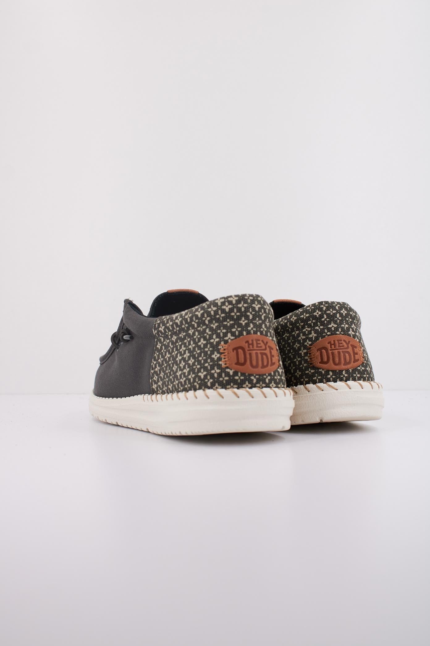 HEY DUDE WALLY FUNK BLOCK PRINT en color GRIS (4)