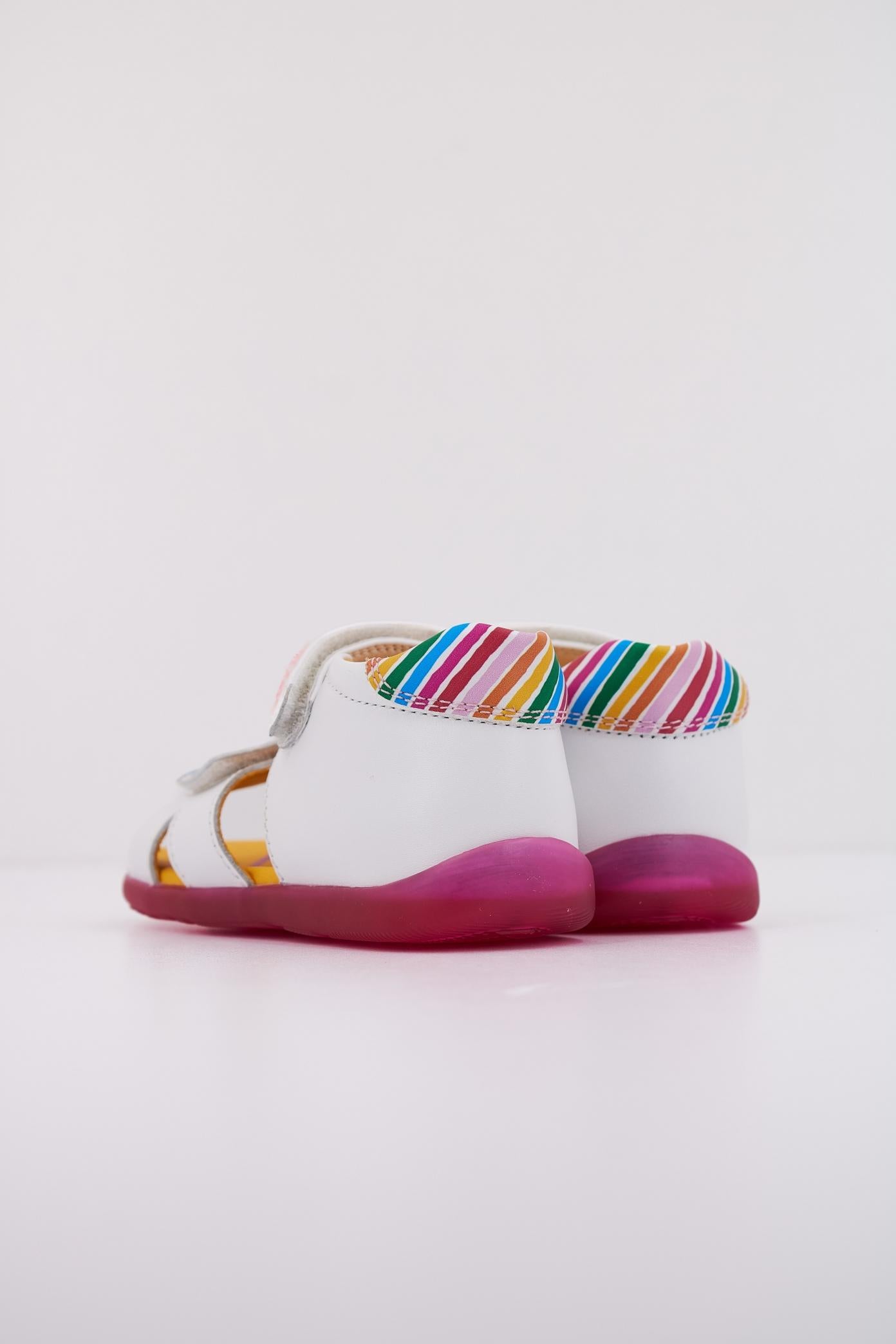 AGATHA RUIZ DE LA PRADA A en color BLANCO (4)