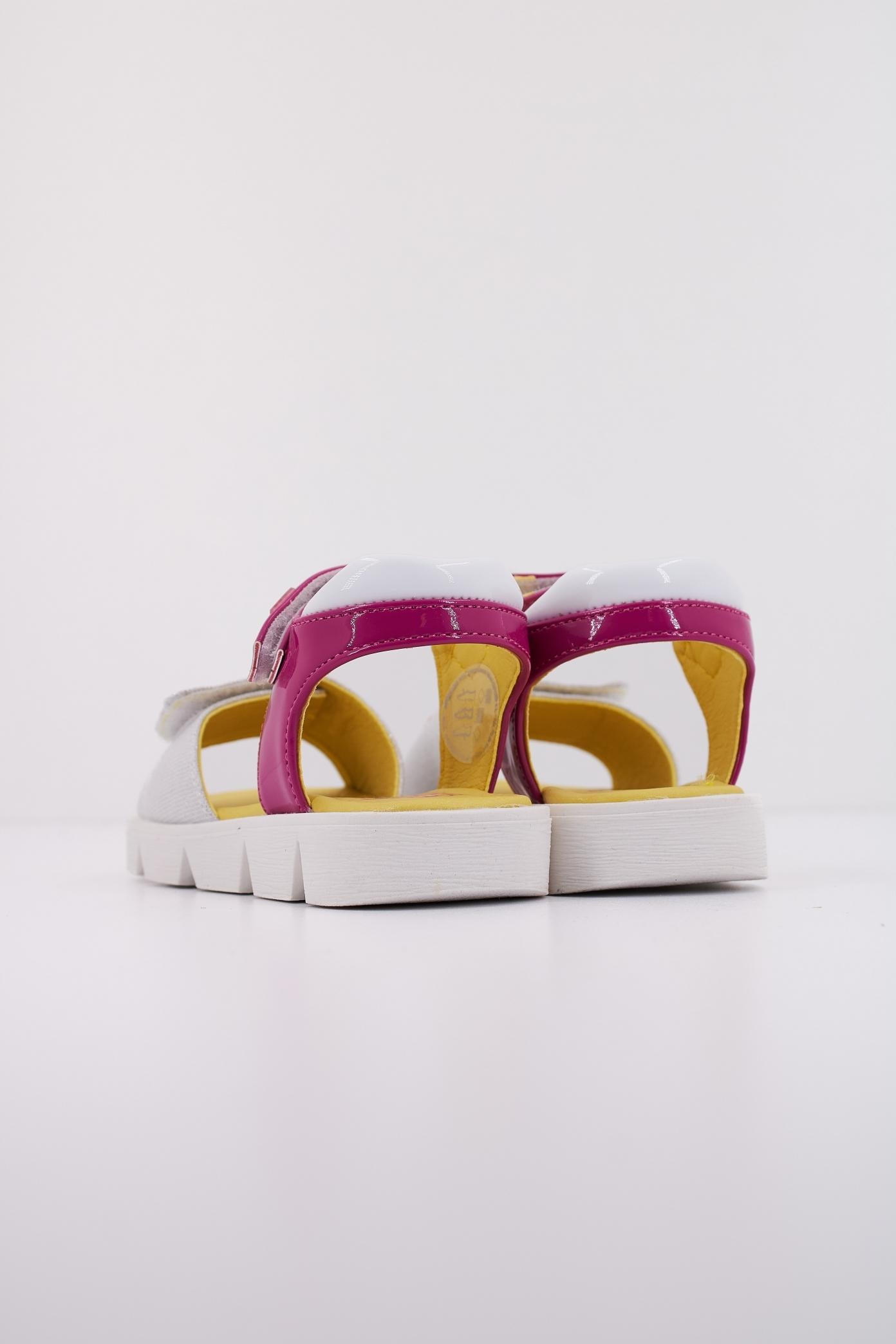 AGATHA RUIZ DE LA PRADA A en color ROSA (4)