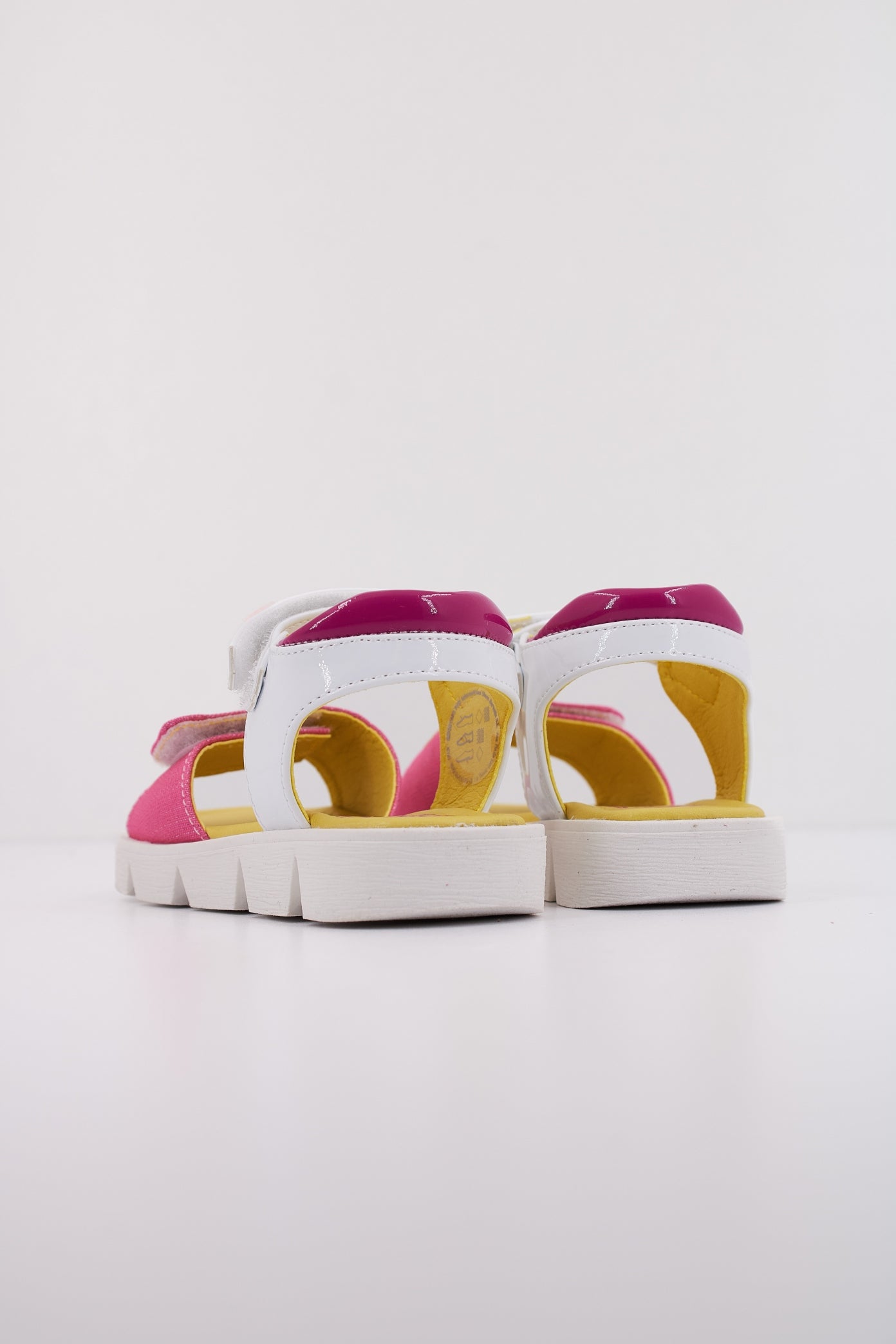 AGATHA RUIZ DE LA PRADA A en color ROSA (4)