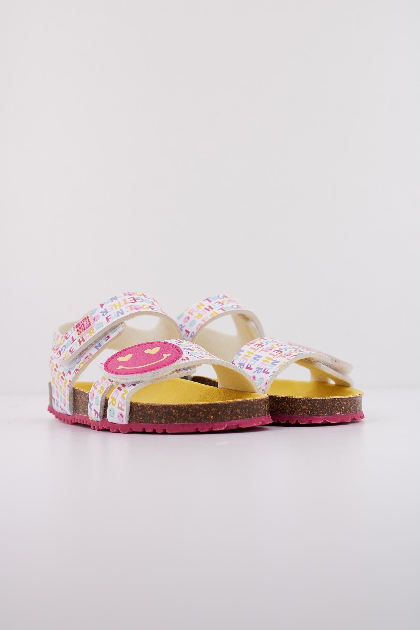AGATHA RUIZ DE LA PRADA A en color BLANCO (2)