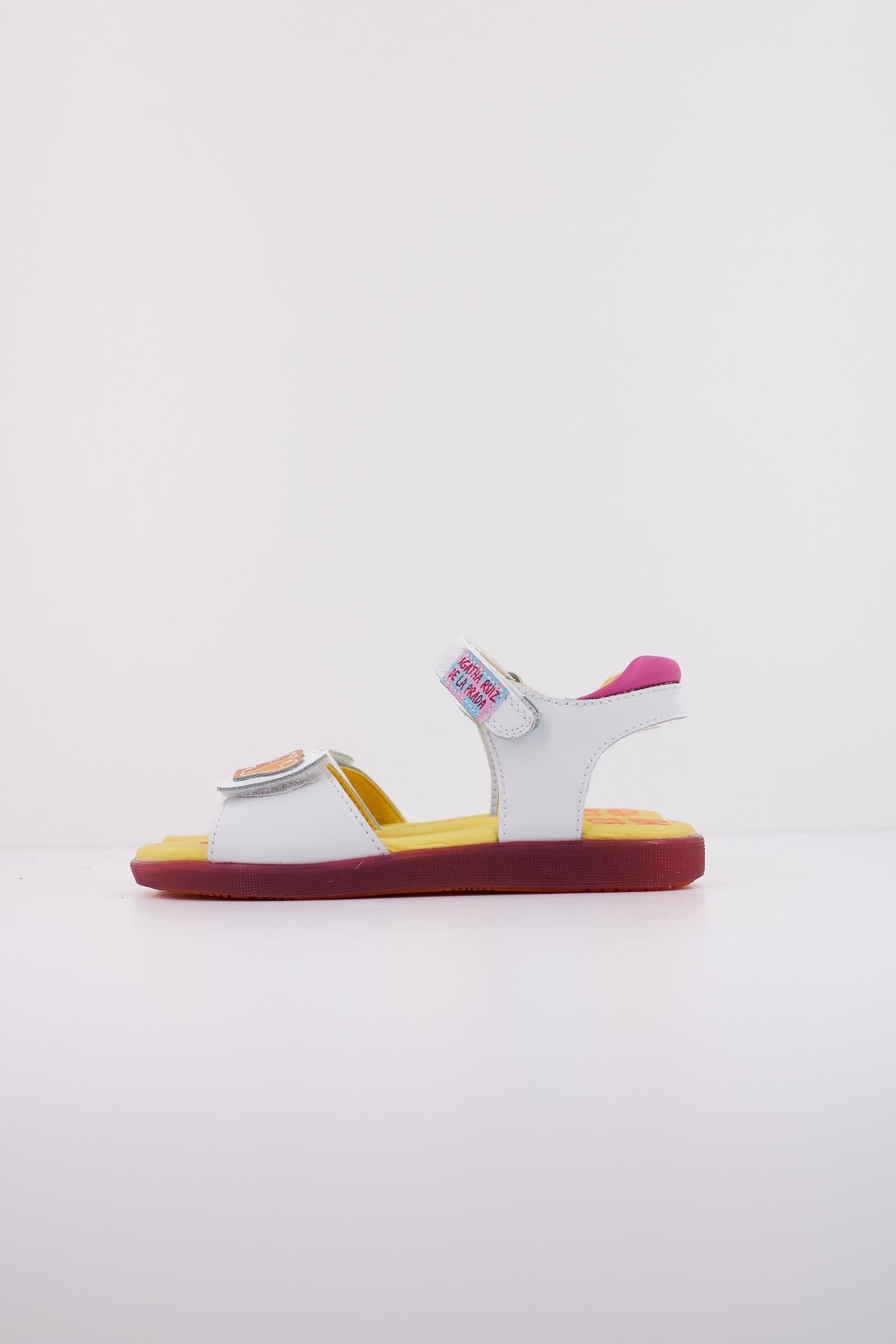 AGATHA RUIZ DE LA PRADA A en color BLANCO (1)