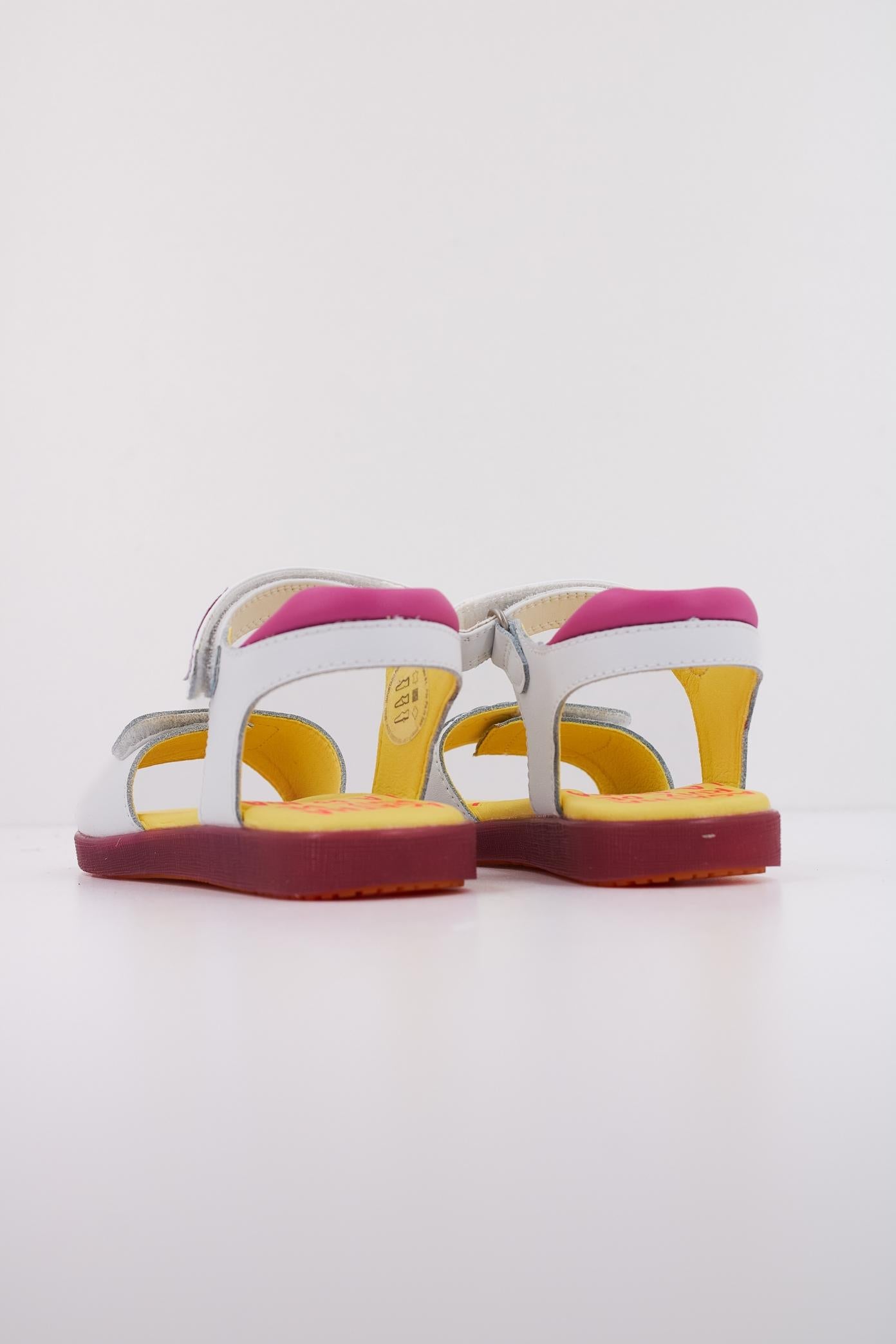 AGATHA RUIZ DE LA PRADA A en color BLANCO (4)