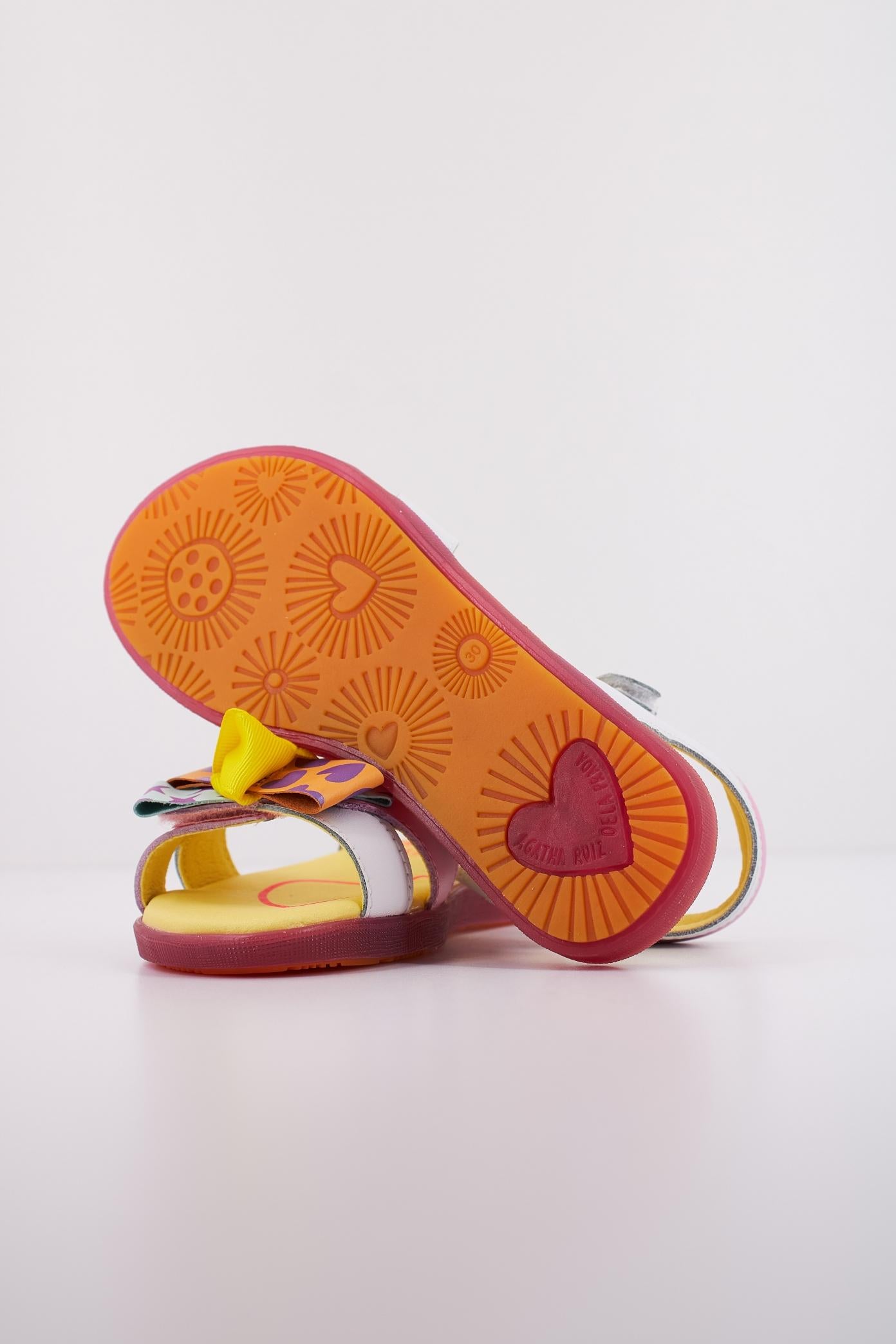 AGATHA RUIZ DE LA PRADA A en color BLANCO (5)