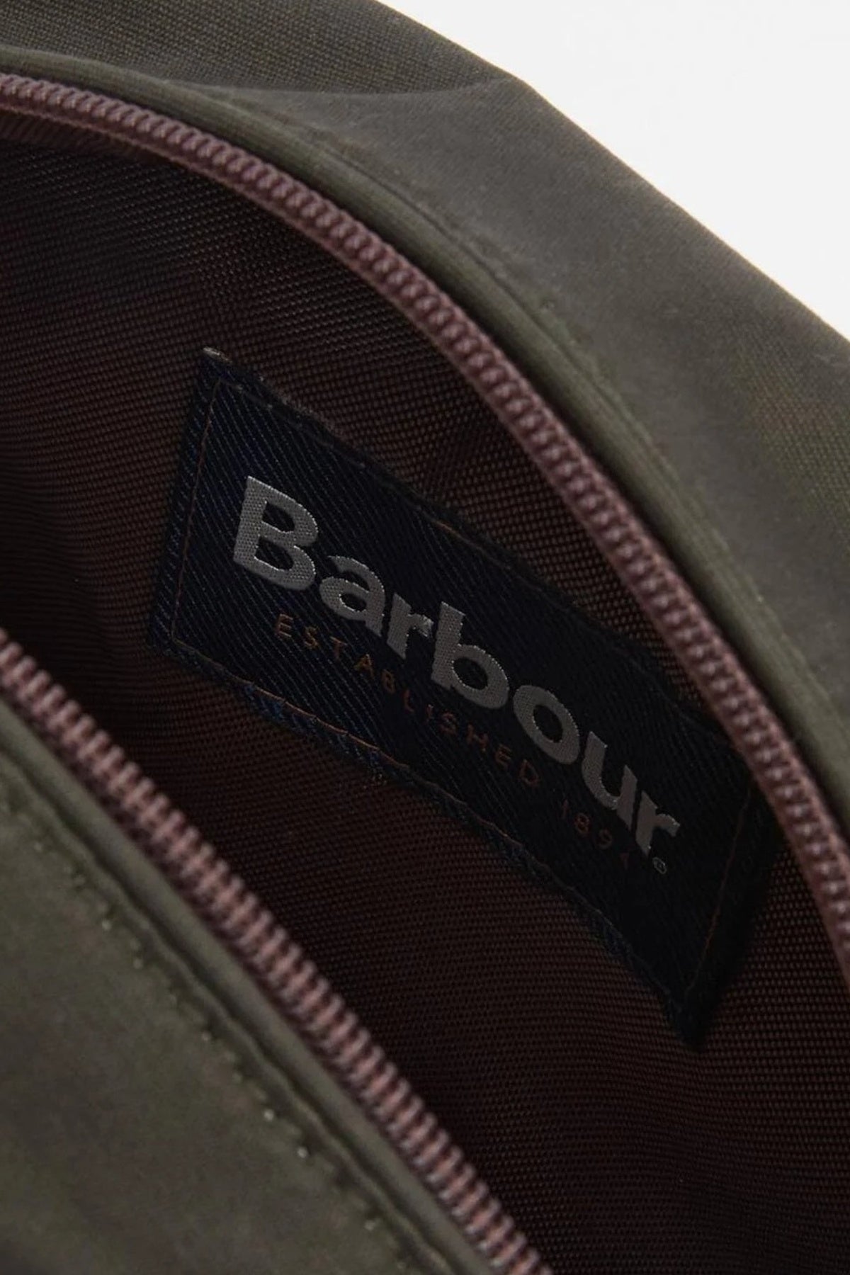 BARBOUR WAXED WASHBAG MACOL en color VERDE (5)