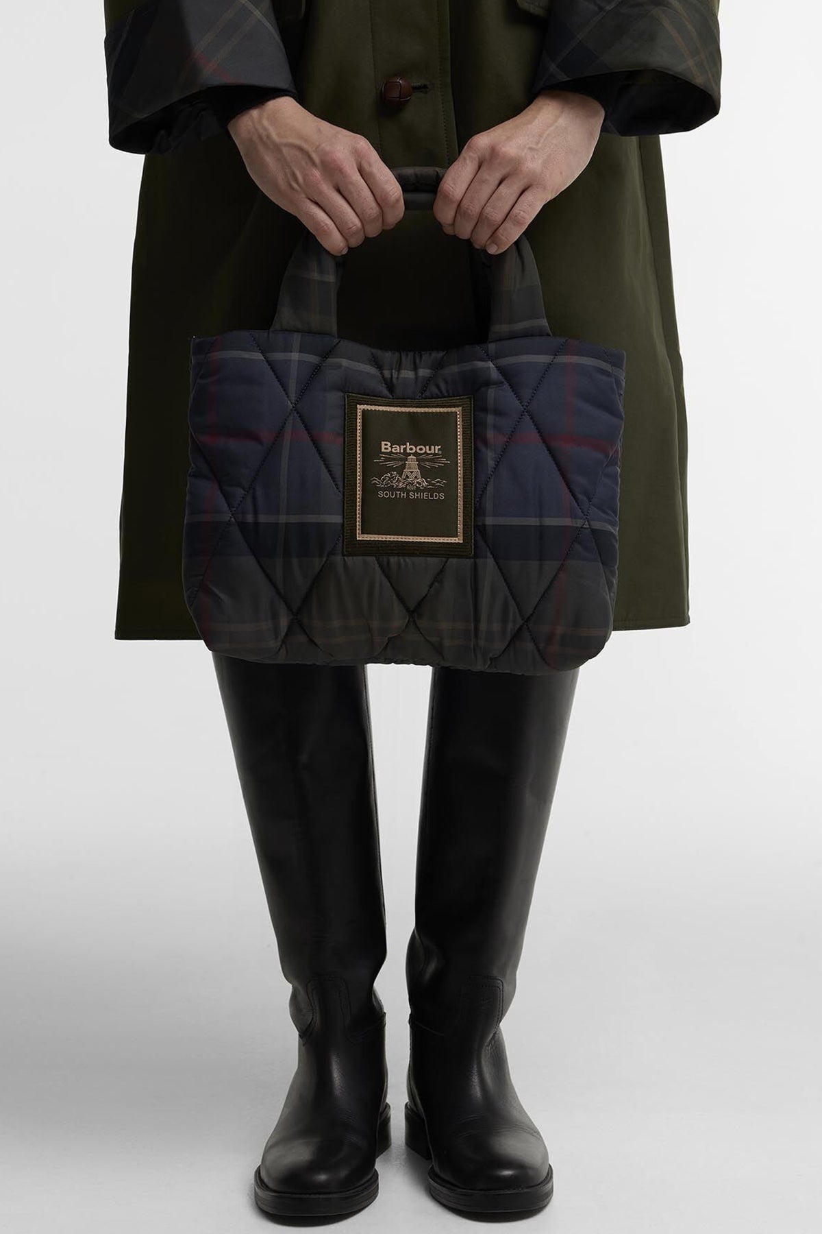 BARBOUR TARTAN ARLENE MINI QUILTED TOTE LBATN en color AZUL (1)