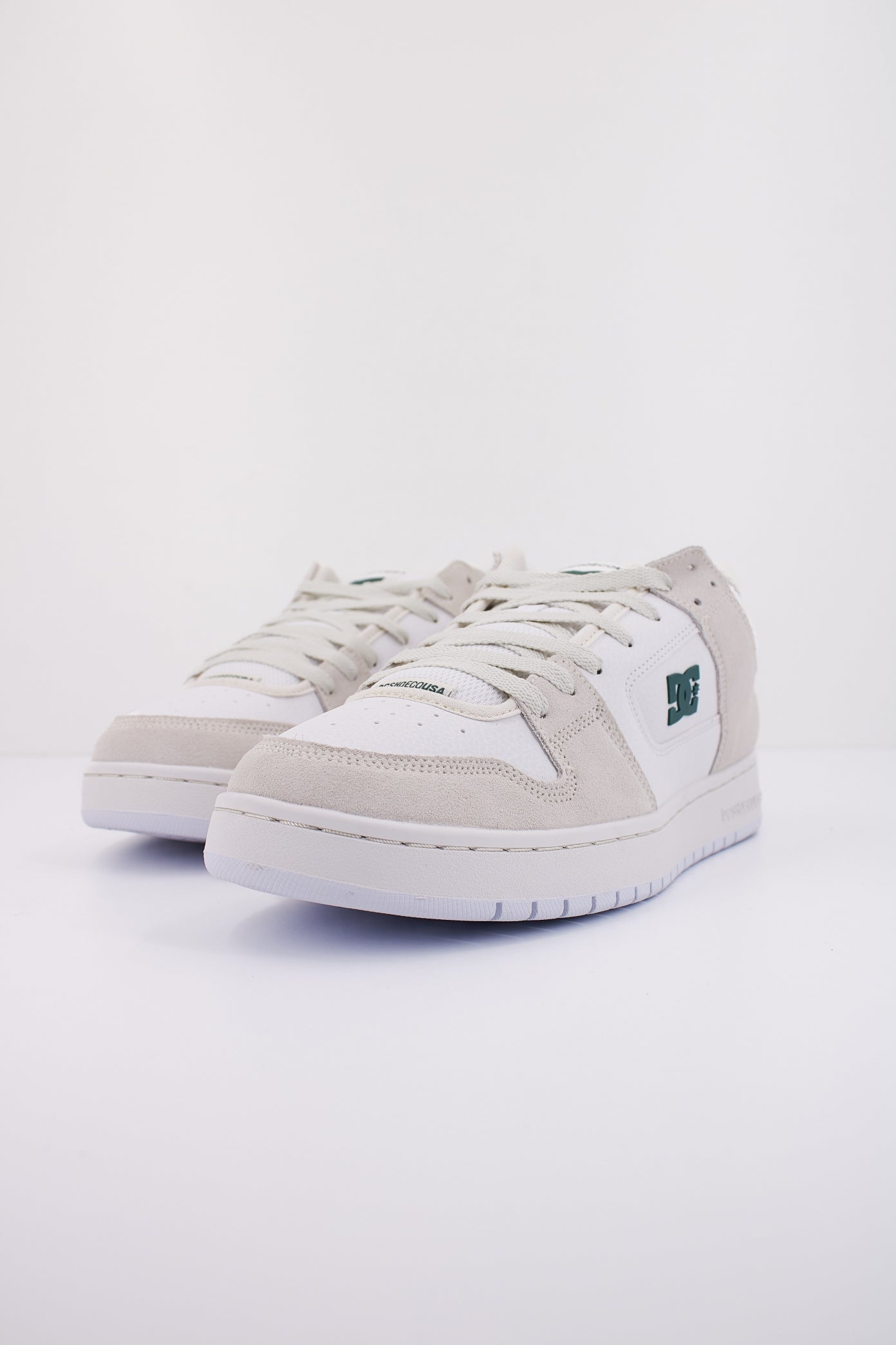 DC MANTECA SE SHOE en color BLANCO (2)