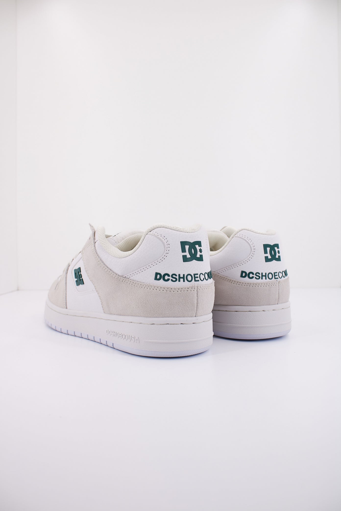 DC MANTECA SE SHOE en color BLANCO (4)