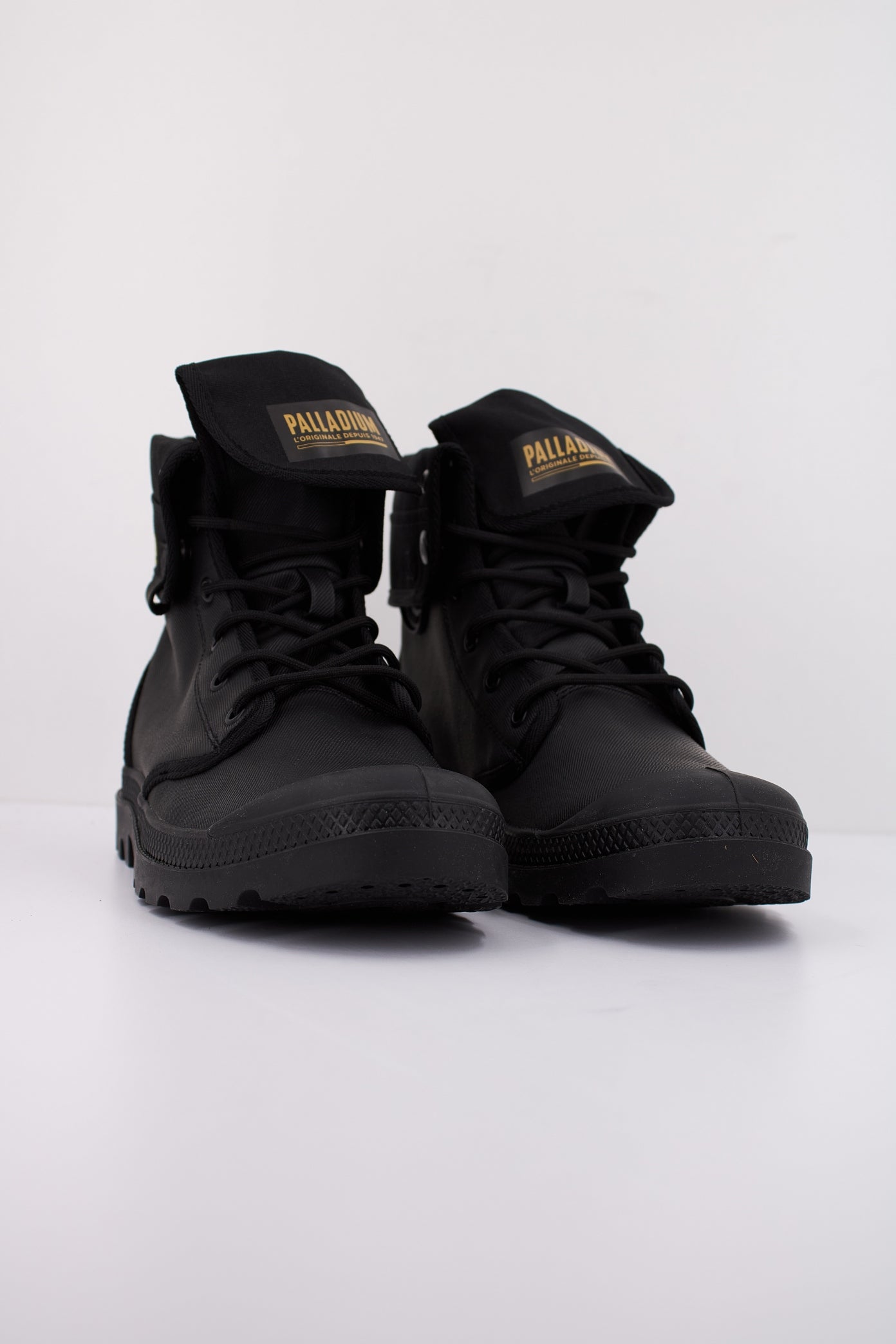 PALLADIUM BAGGY COATED en color NEGRO (2)