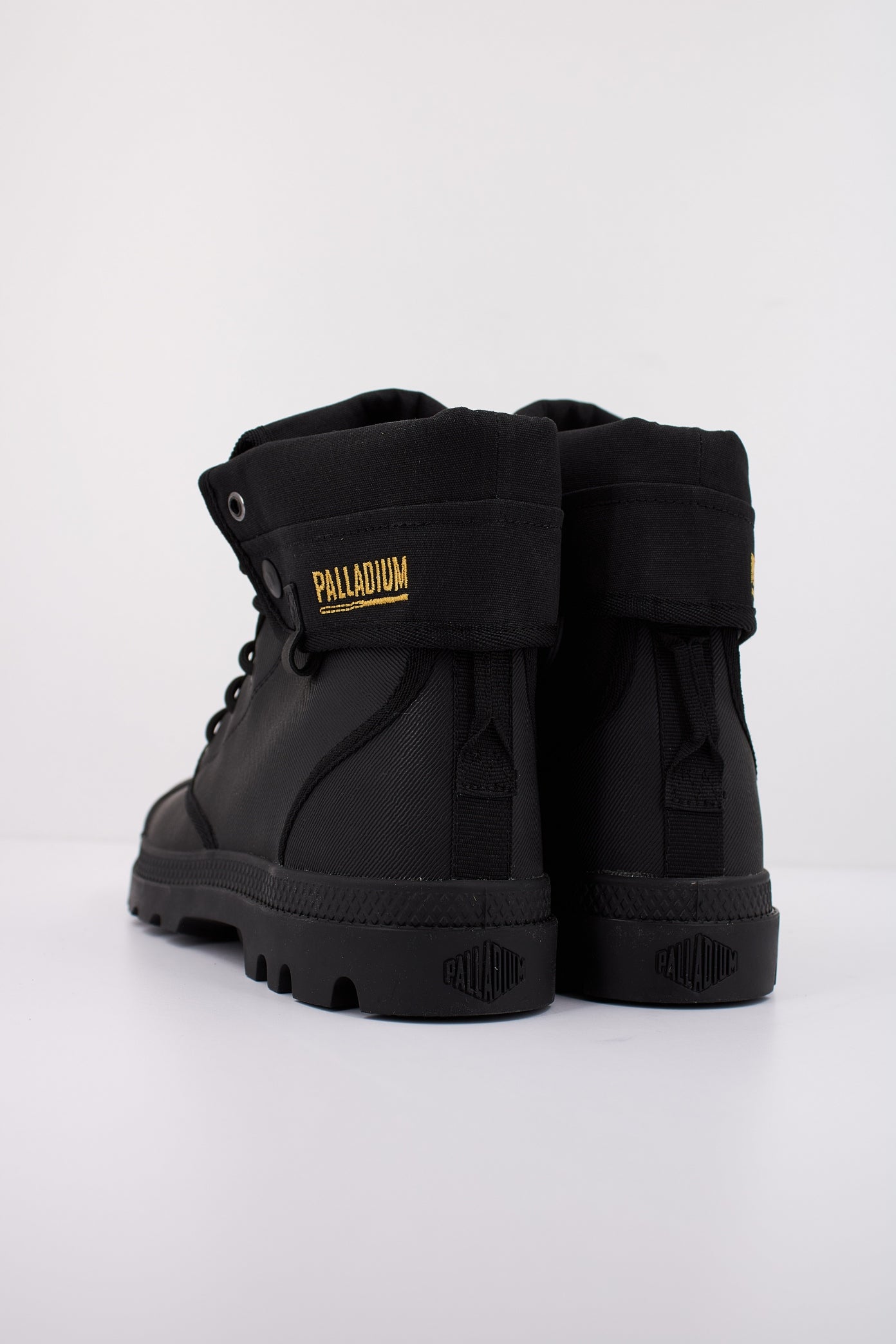 PALLADIUM BAGGY COATED en color NEGRO (4)