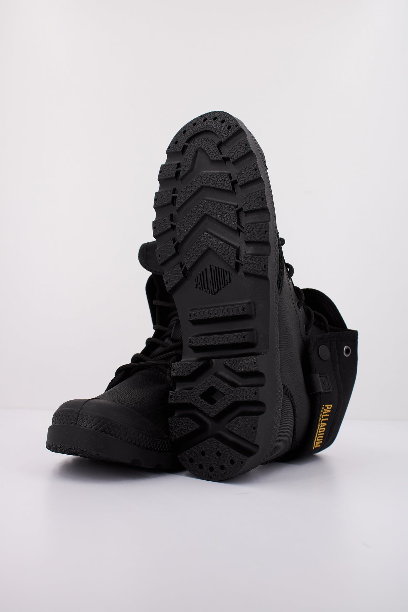 PALLADIUM BAGGY COATED en color NEGRO (5)
