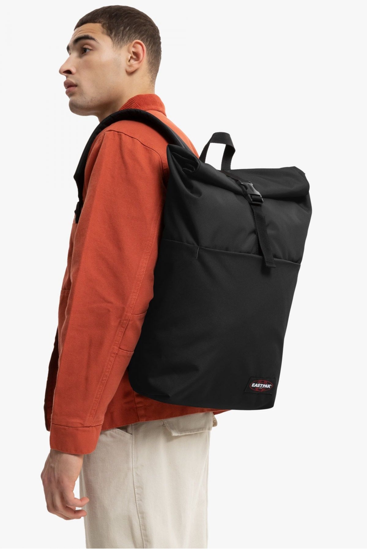 EASTPAK UP ROLL en color NEGRO (3)