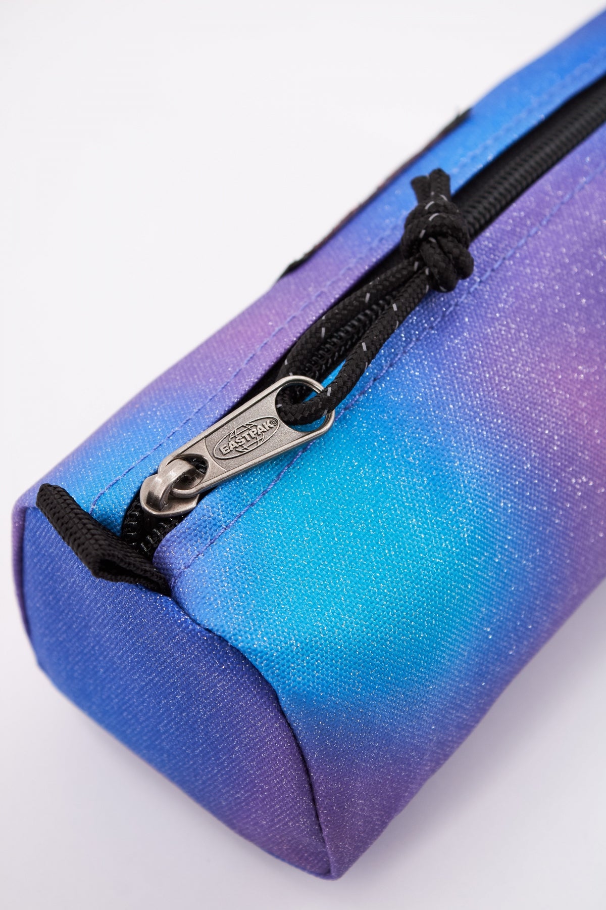 EASTPAK BENCHMARK SINGLE SPARK en color VIOLETA (4)