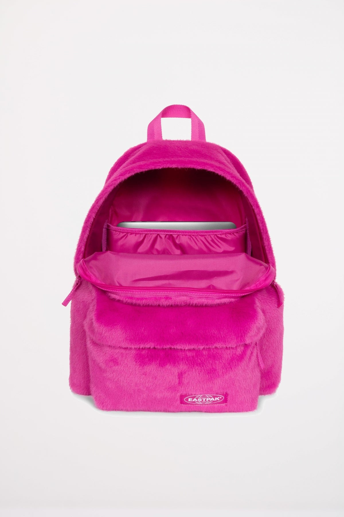 EASTPAK PADDED PAK'R FUZZY en color ROSA (2)