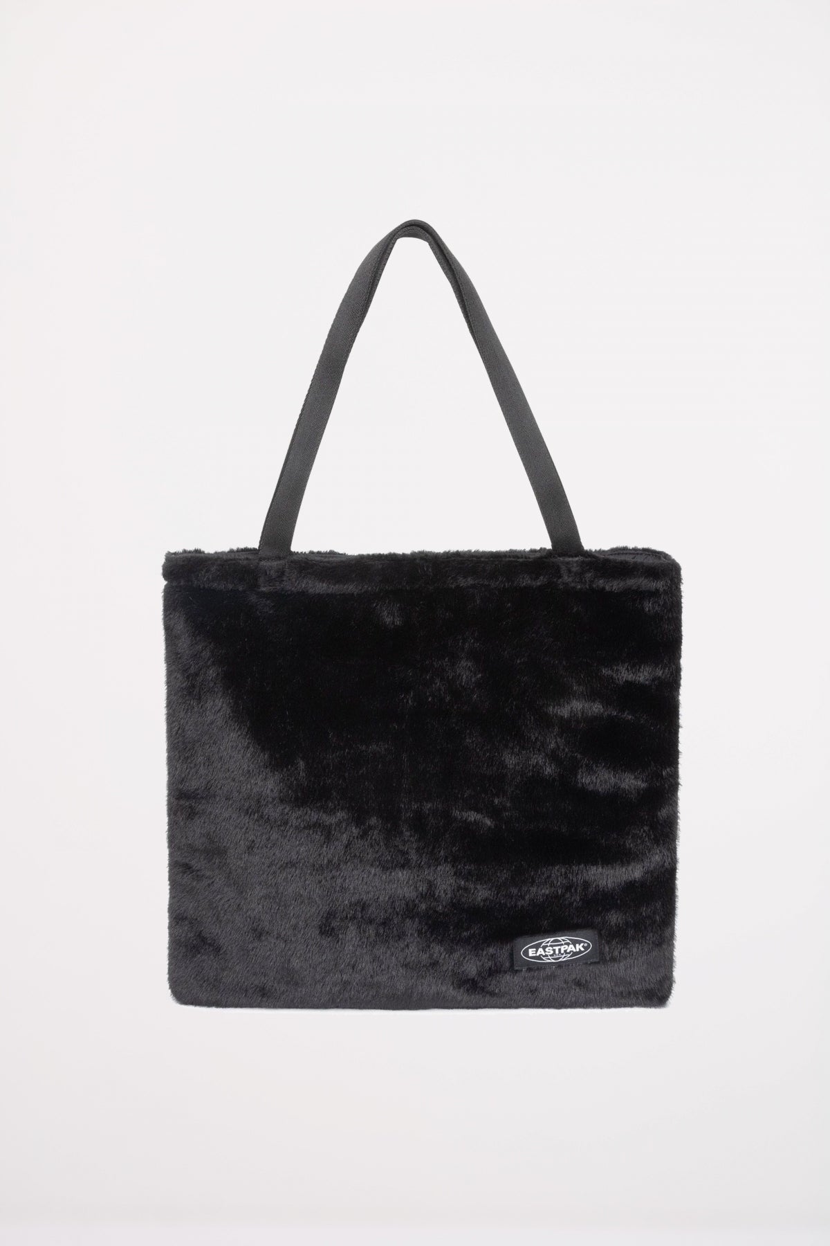 EASTPAK CHARLIE FUZZY en color NEGRO (1)
