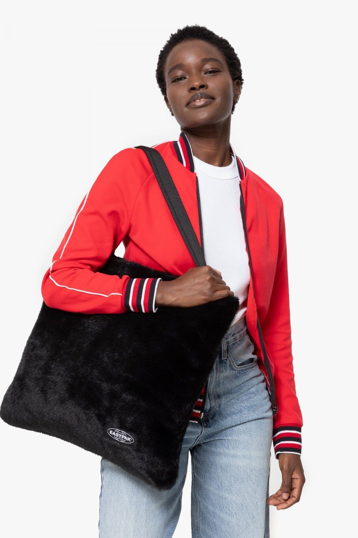 EASTPAK CHARLIE FUZZY en color NEGRO (3)