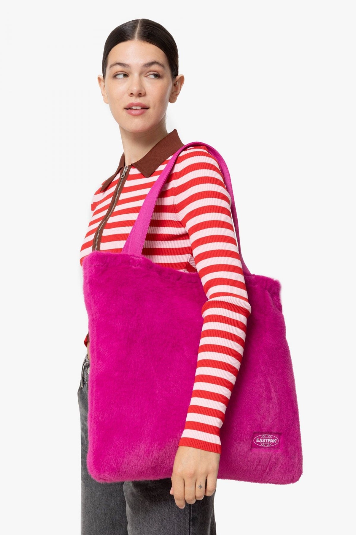 EASTPAK CHARLIE FUZZY en color ROSA (3)