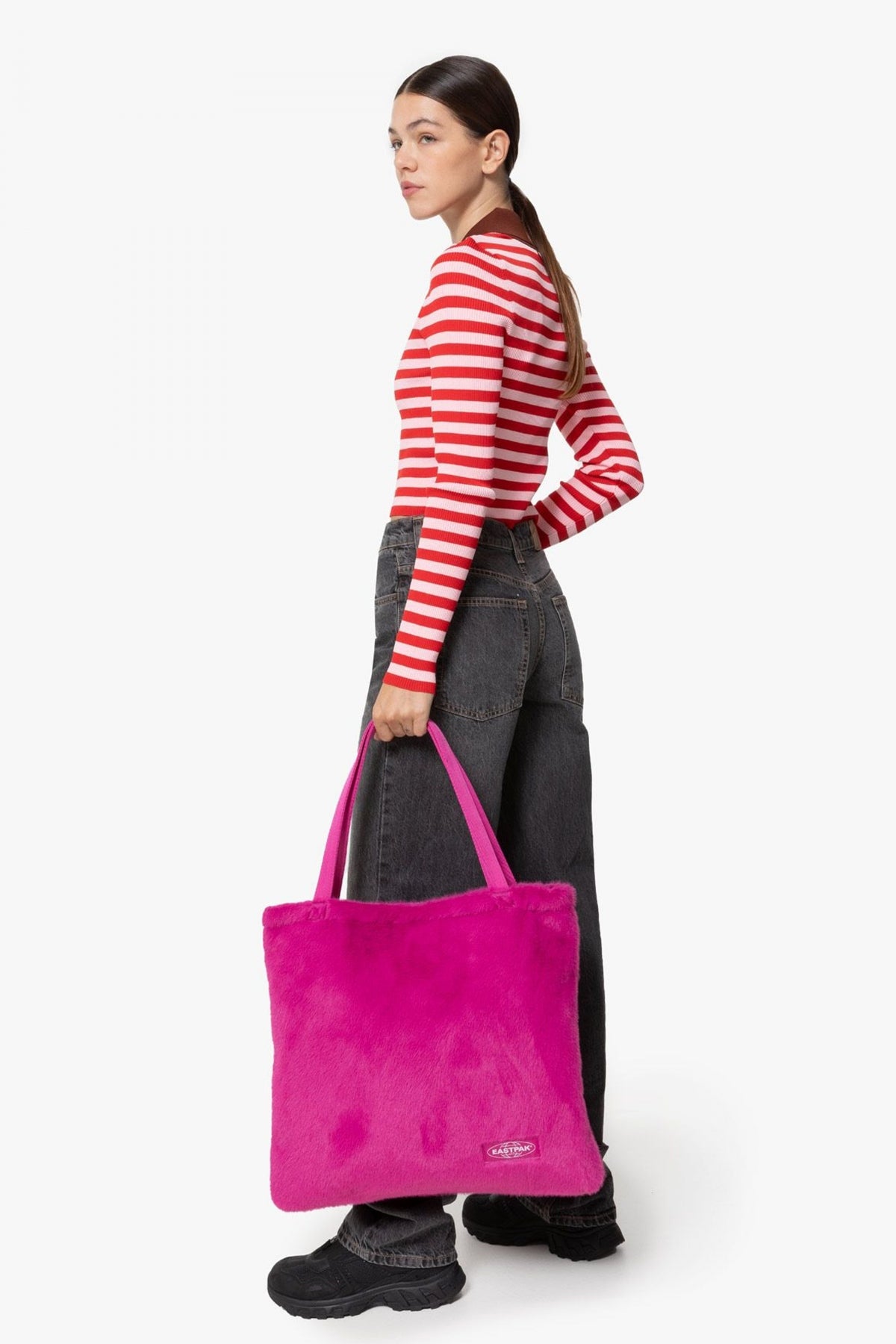 EASTPAK CHARLIE FUZZY en color ROSA (4)