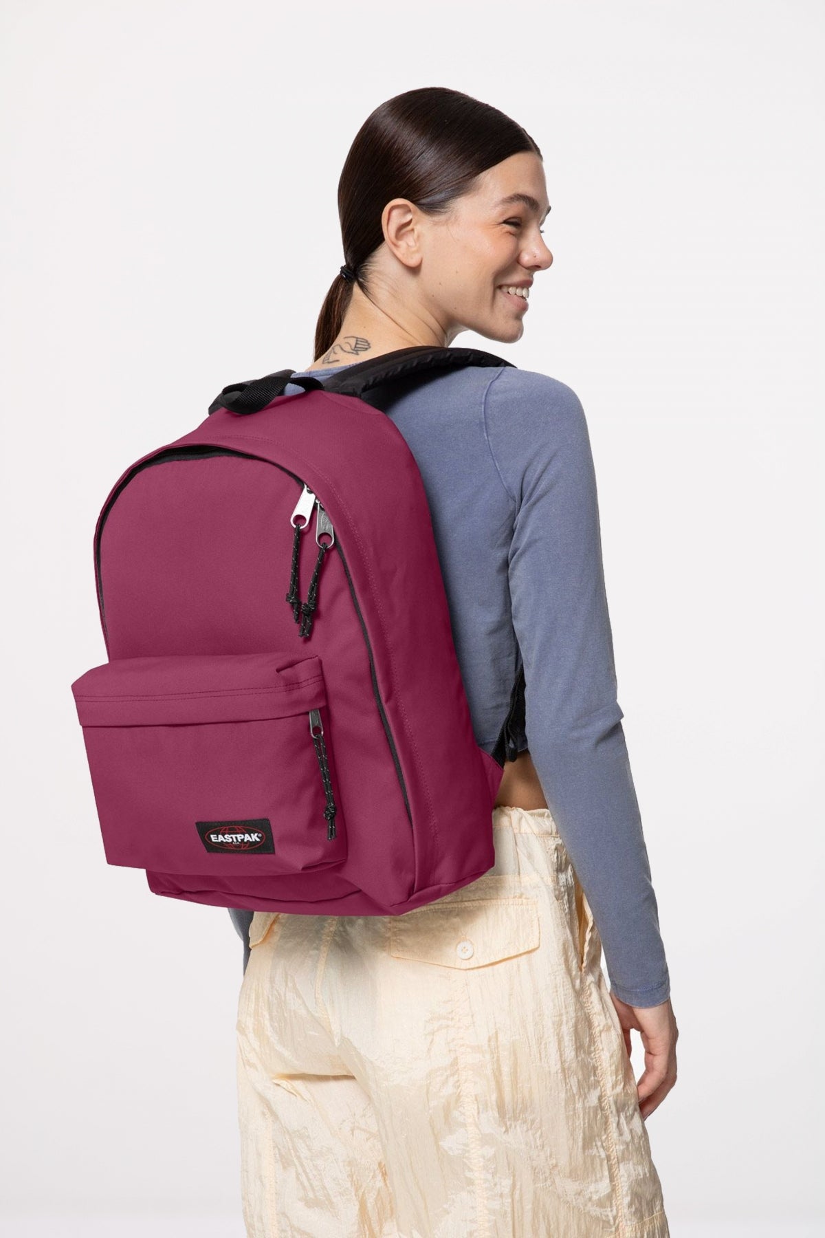 EASTPAK OUT OF OFFICE en color BURDEOS (4)