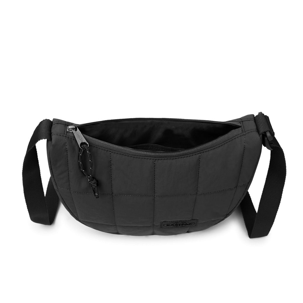 EASTPAK EKABOGDF HALF MOON BAG en color NEGRO (5)