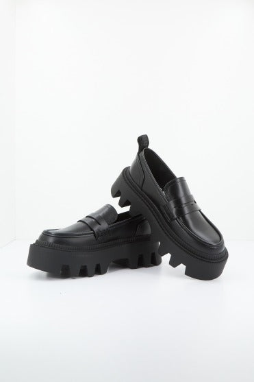 BUFFALO FLORA LOAFER en color NEGRO (1)