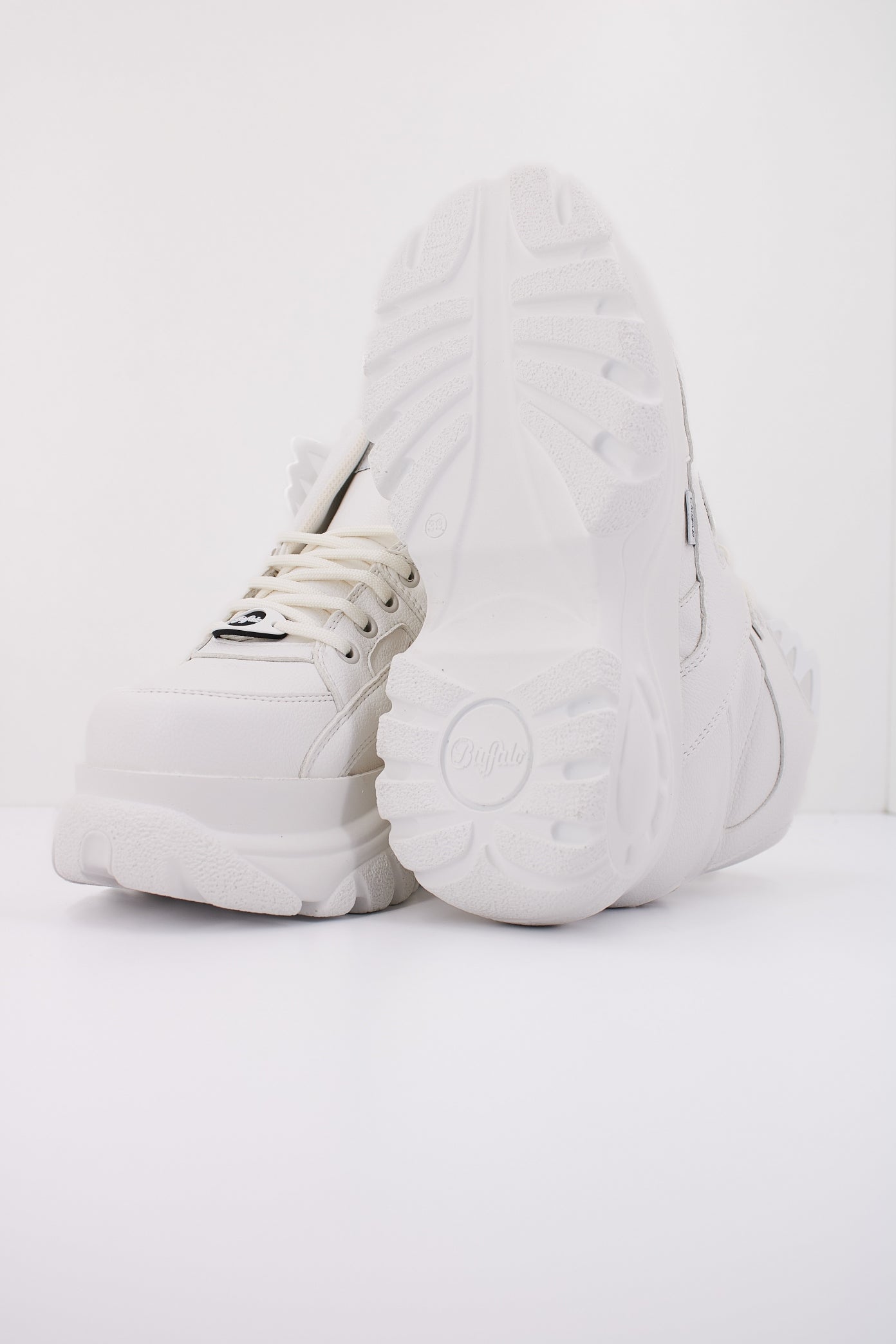 BUFFALO B en color BLANCO (5)