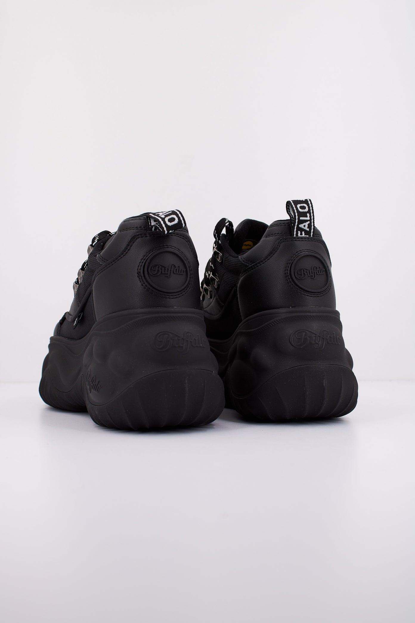 BUFFALO BLADER HIKE LO en color NEGRO (4)