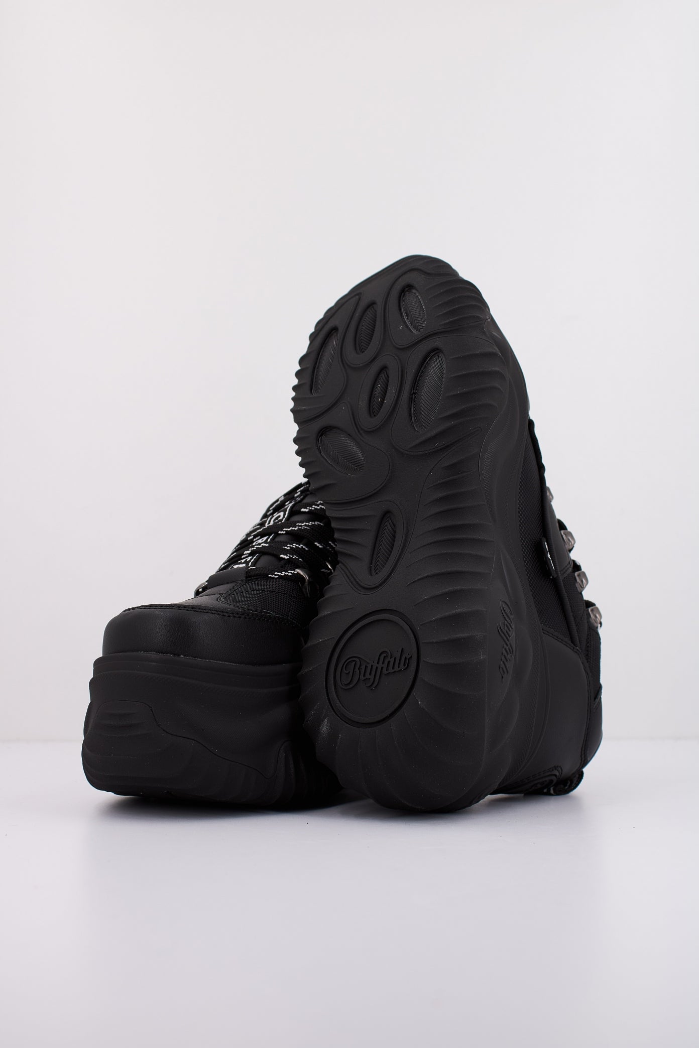 BUFFALO BLADER HIKE LO en color NEGRO (5)